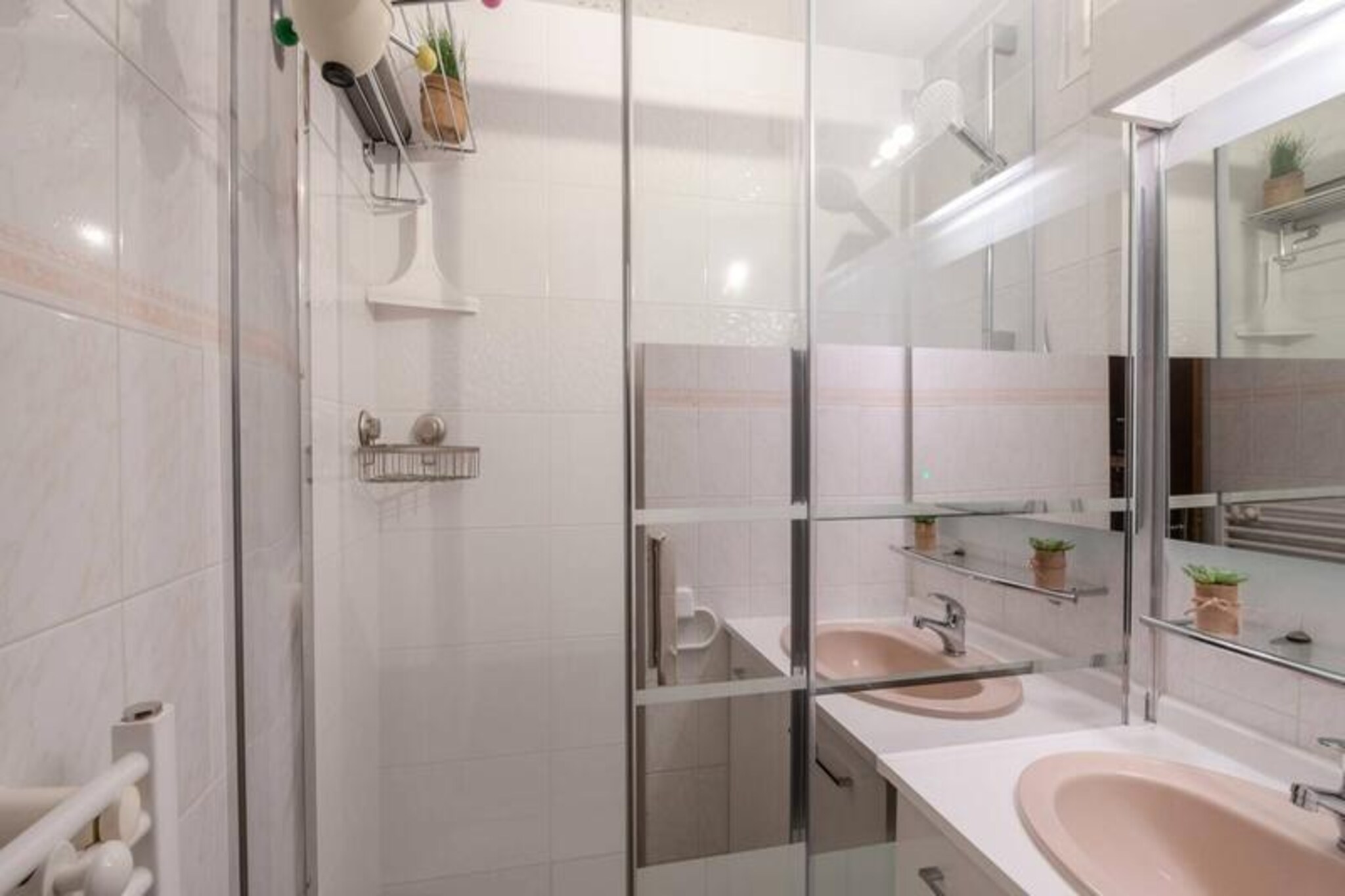 3 Rooms for 6 People