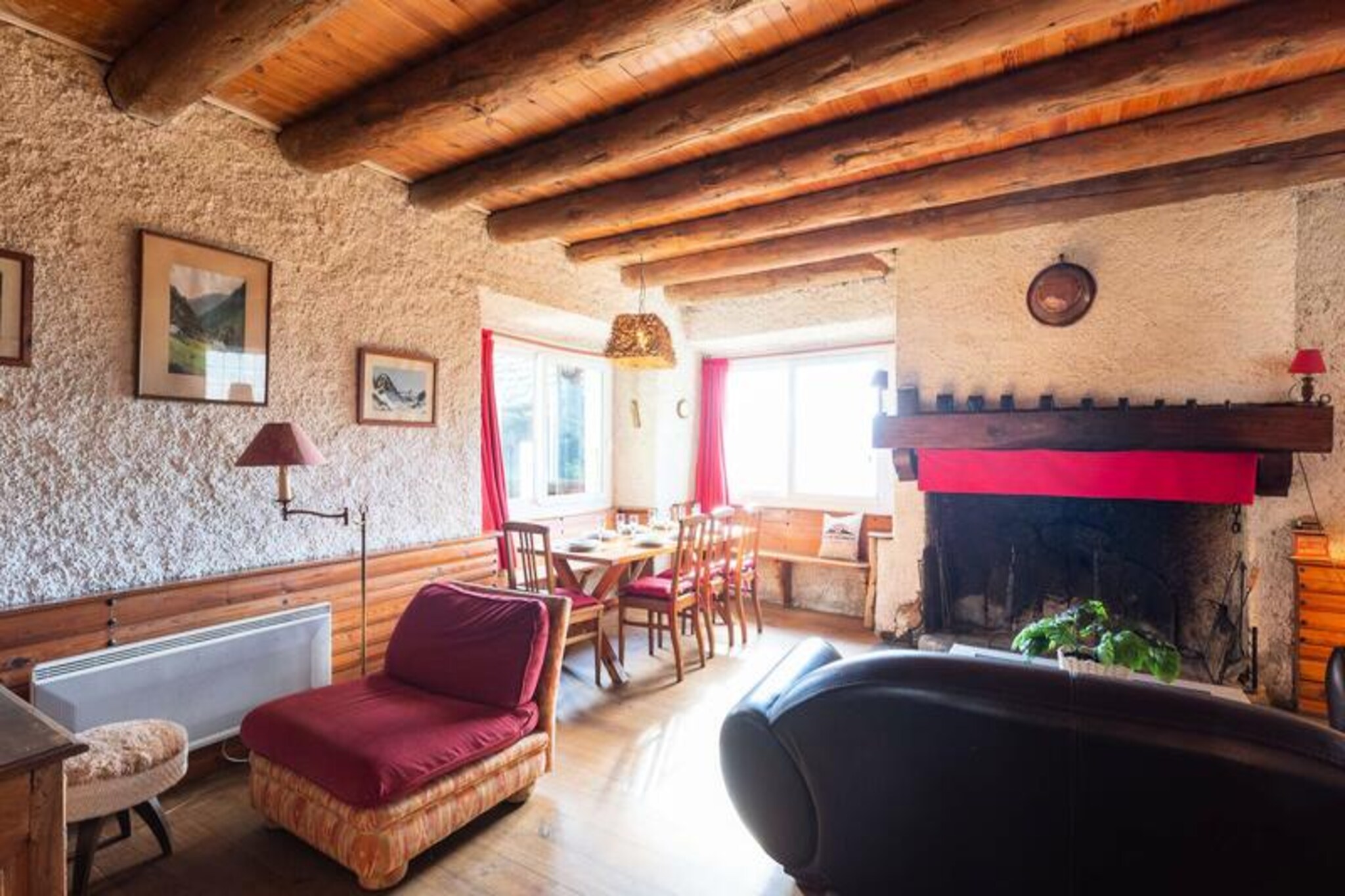 
This charming 120m² chalet is perfect for families or groups, accommodating up to 7 people. It features three cozy bedrooms, including one with a double bed (140), one with a double bed (180) or two singles (90), and a third with a bunk bed (90). The property is not pet-friendly. A bathroom with a shower and a separate toilet add to the convenience. Enjoy the comfort of a living-dining room with a large table, sofa, TV, and a working fireplace, ideal for relaxing after a day of outdoor activities.

Located just 5 km from the slopes, this chalet is ideally situated for those looking to explore the mountains. The GR10 trail is right at your doorstep, offering stunning hiking opportunities. Additionally, the property is surrounded by scenic views of the valley and is a short drive to local cafes, shops, and markets where you can experience the local charm.

The chalet boasts a fully equipped open kitchen with a microwave, oven, and induction hob, making it easy to prepare meals. A washing machine adds convenience during longer stays. Other amenities include a large garden with a table and barbecue, ideal for outdoor dining, and a ski locker for storing equipment. The municipal car park and wood storage are also available for guests.