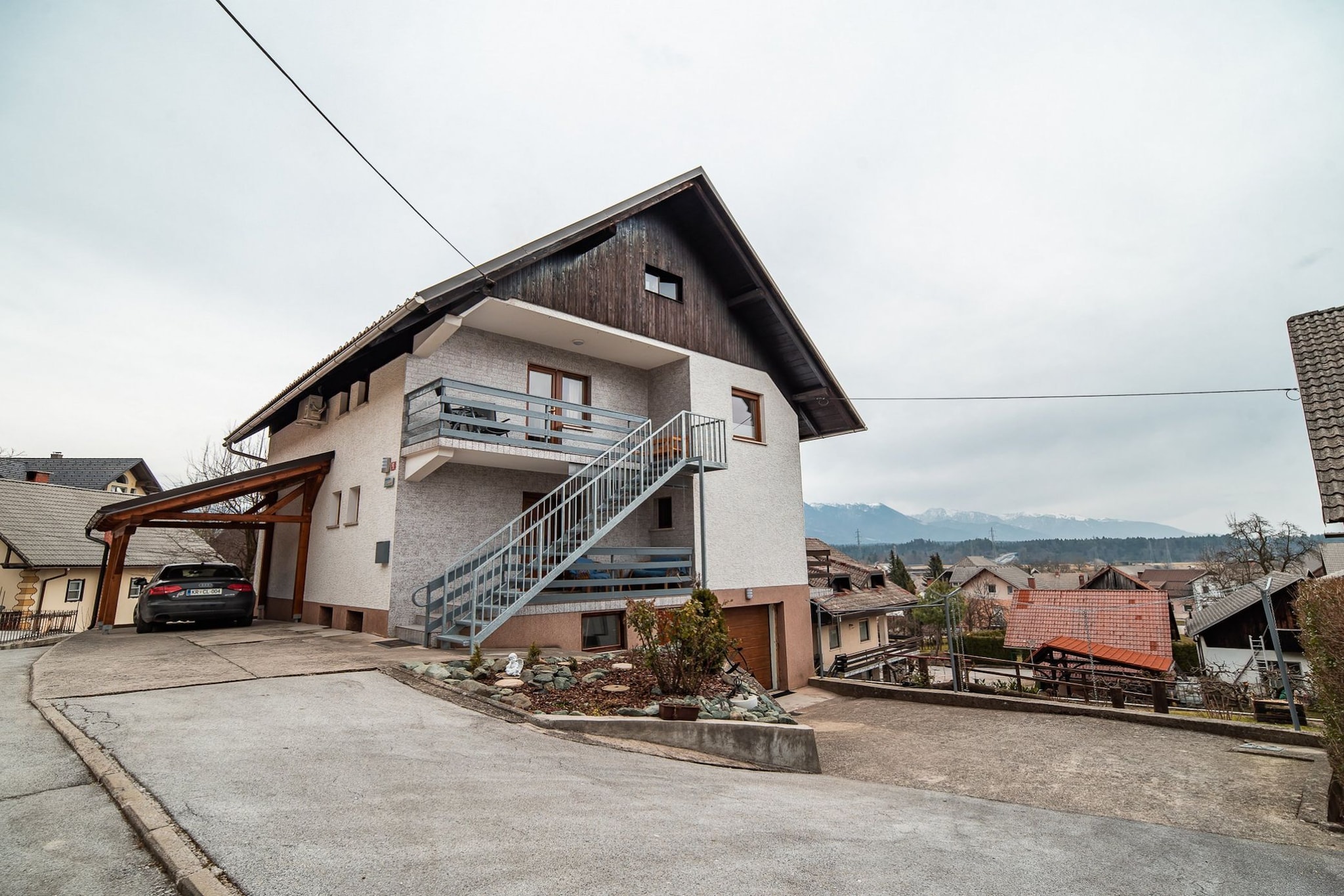 Quiet and Sunny Apartment with Balcony - Two Bedroom Apartment with Balcony-Buitenlucht