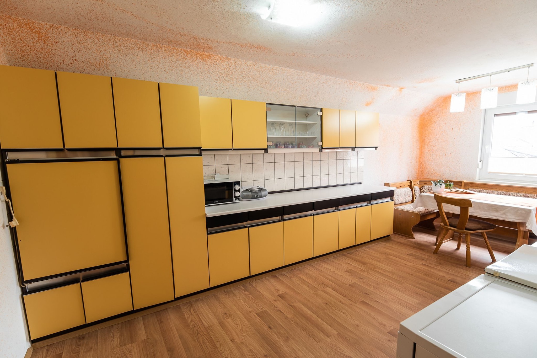 Quiet and Sunny Apartment with Balcony - Two Bedroom Apartment with Balcony-Keuken