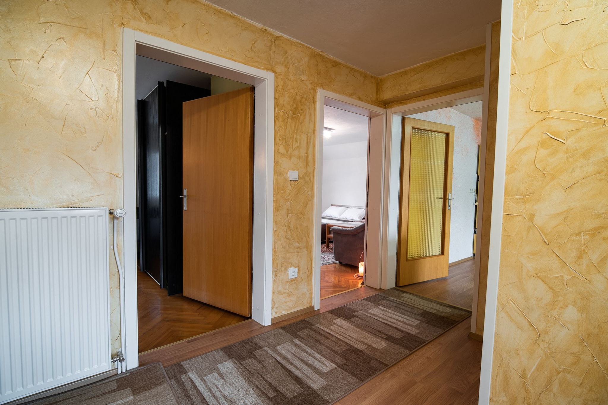 Quiet and Sunny Apartment with Balcony - Two Bedroom Apartment with Balcony-Binnen