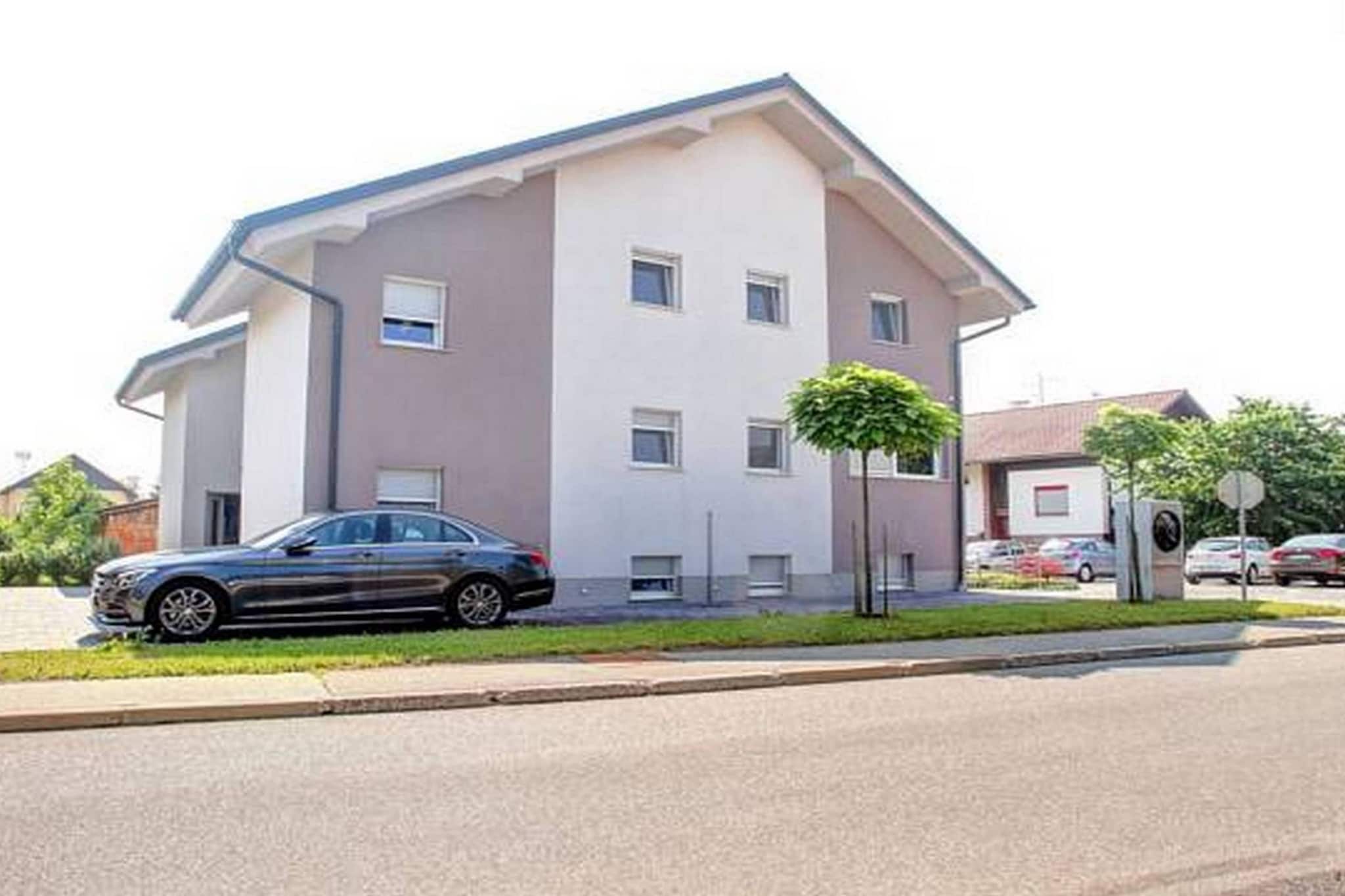 Stylish Retreat with BBQ and Modern Amenities near Terme - Three Bedroom Apartment-Buitenlucht