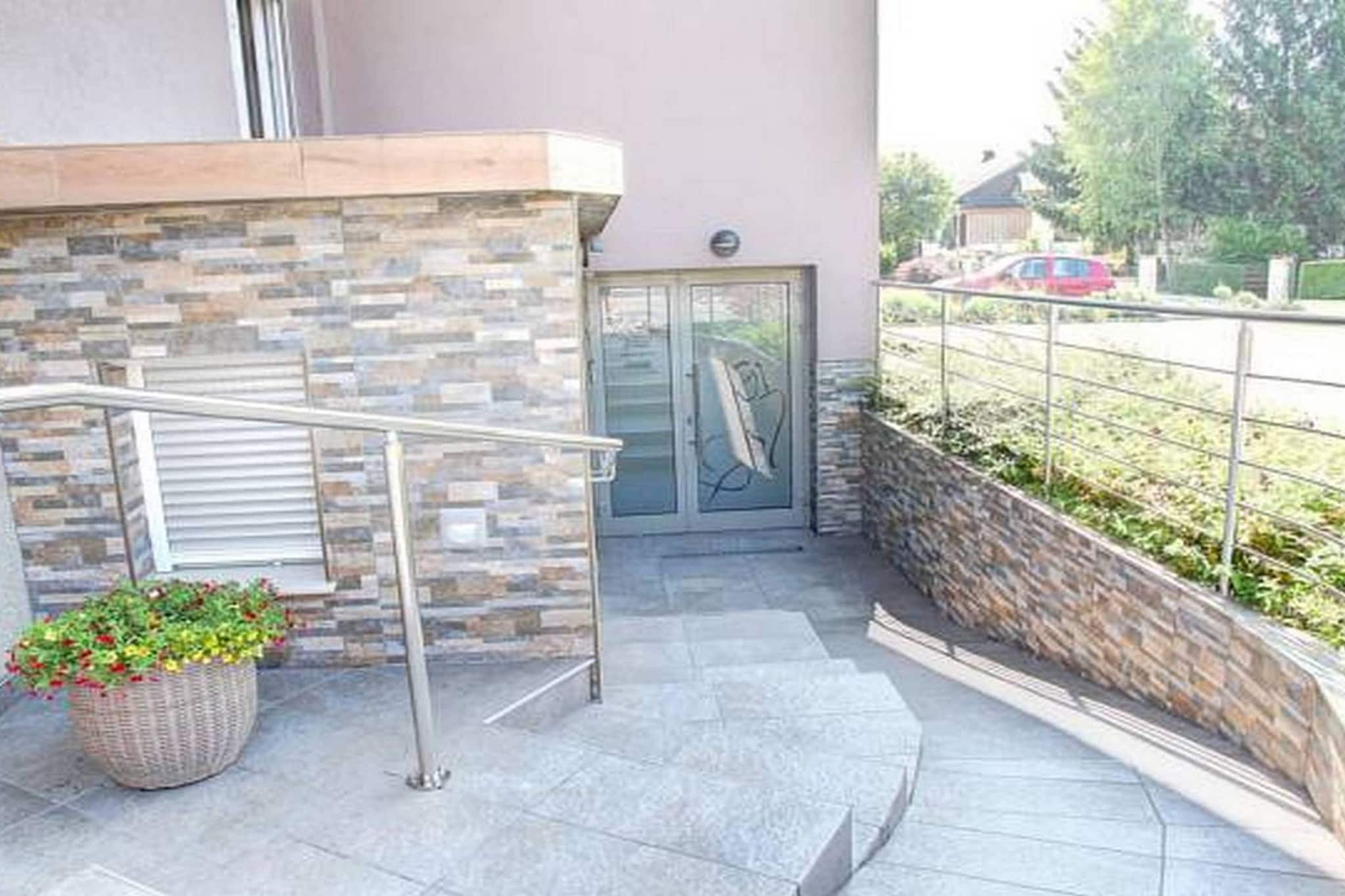 Stylish Retreat with BBQ and Modern Amenities near Terme - Three Bedroom Apartment-Buitenlucht