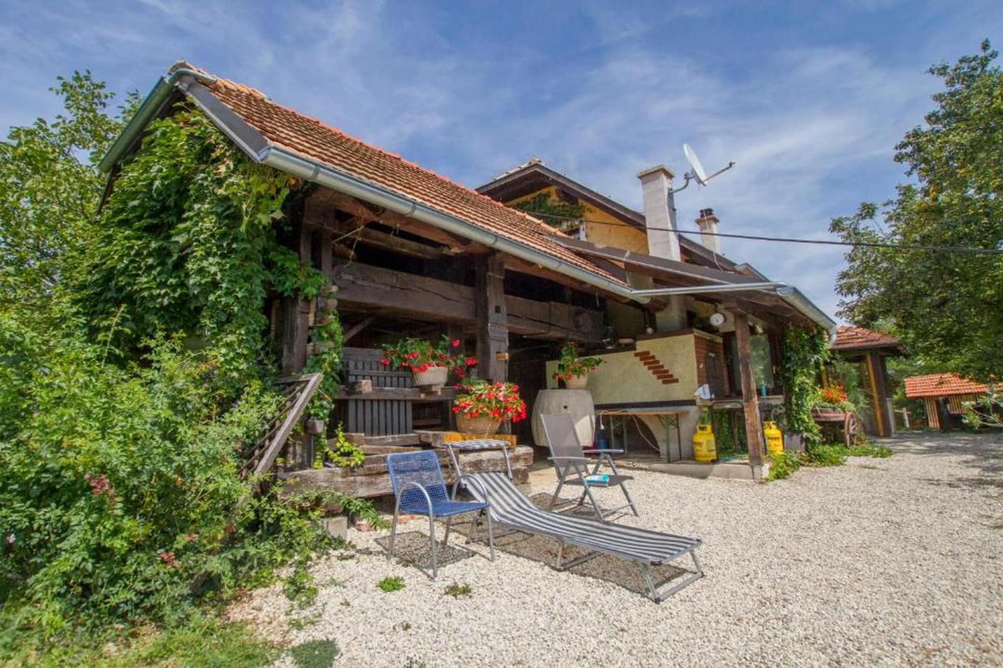 Rustic Charm Cottage Country House with Sauna - Five Bedroom  Holiday Home with Sauna-Buitenlucht