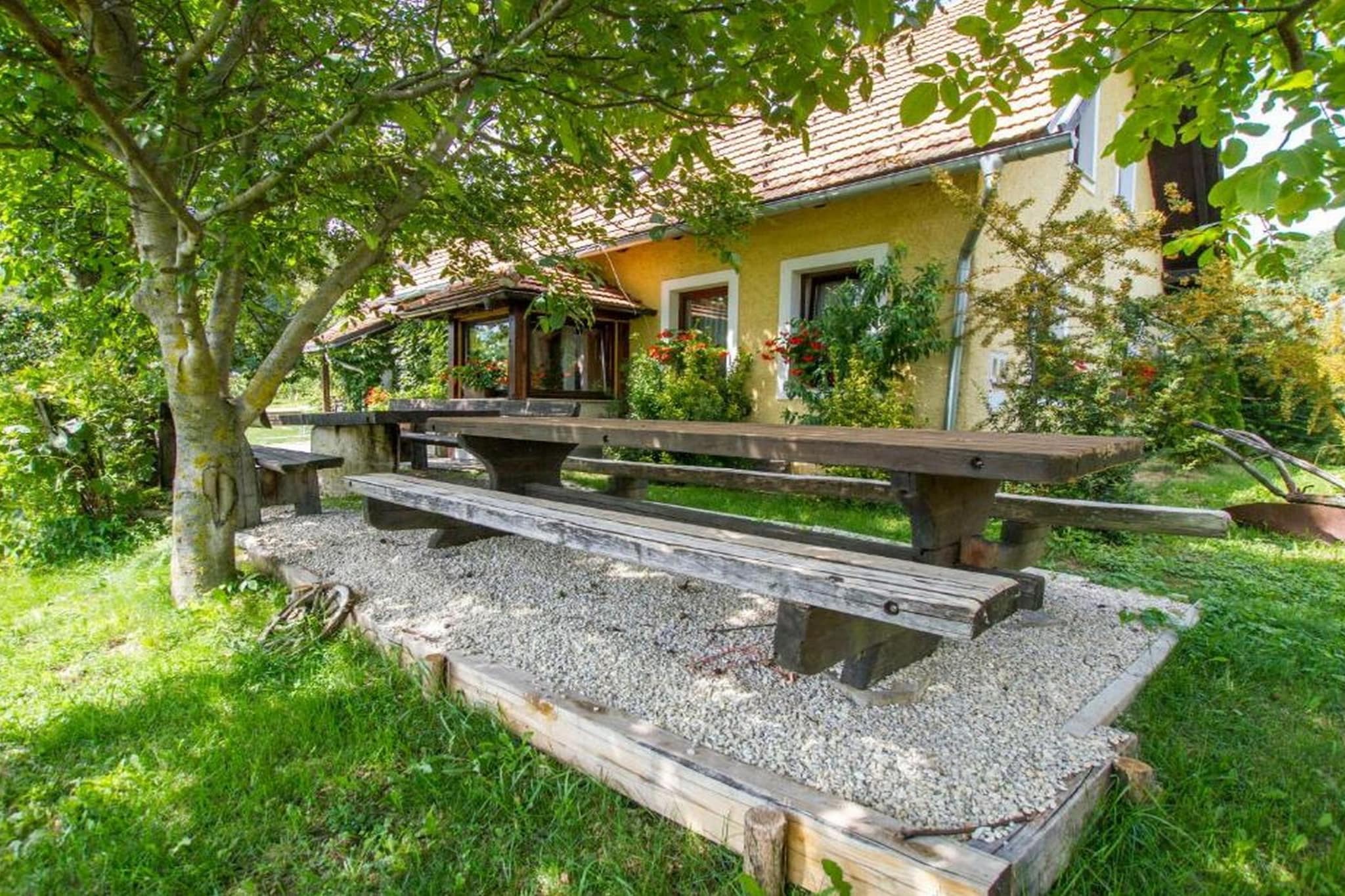 Rustic Charm Cottage Country House with Sauna - Five Bedroom  Holiday Home with Sauna-Buitenlucht