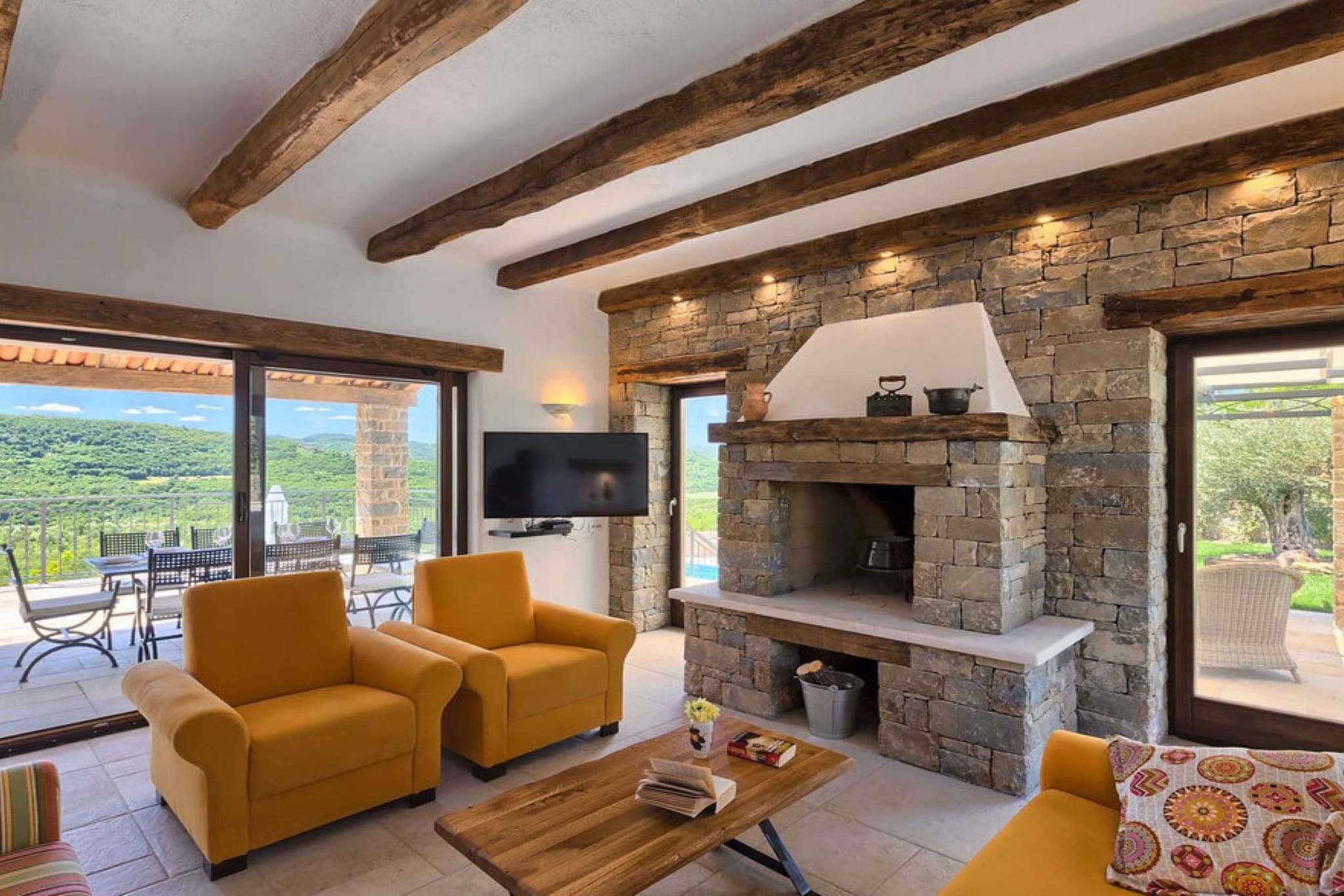 Authentic Villa Banić - Four Bedroom Villa With Pool-Wohnzimmer