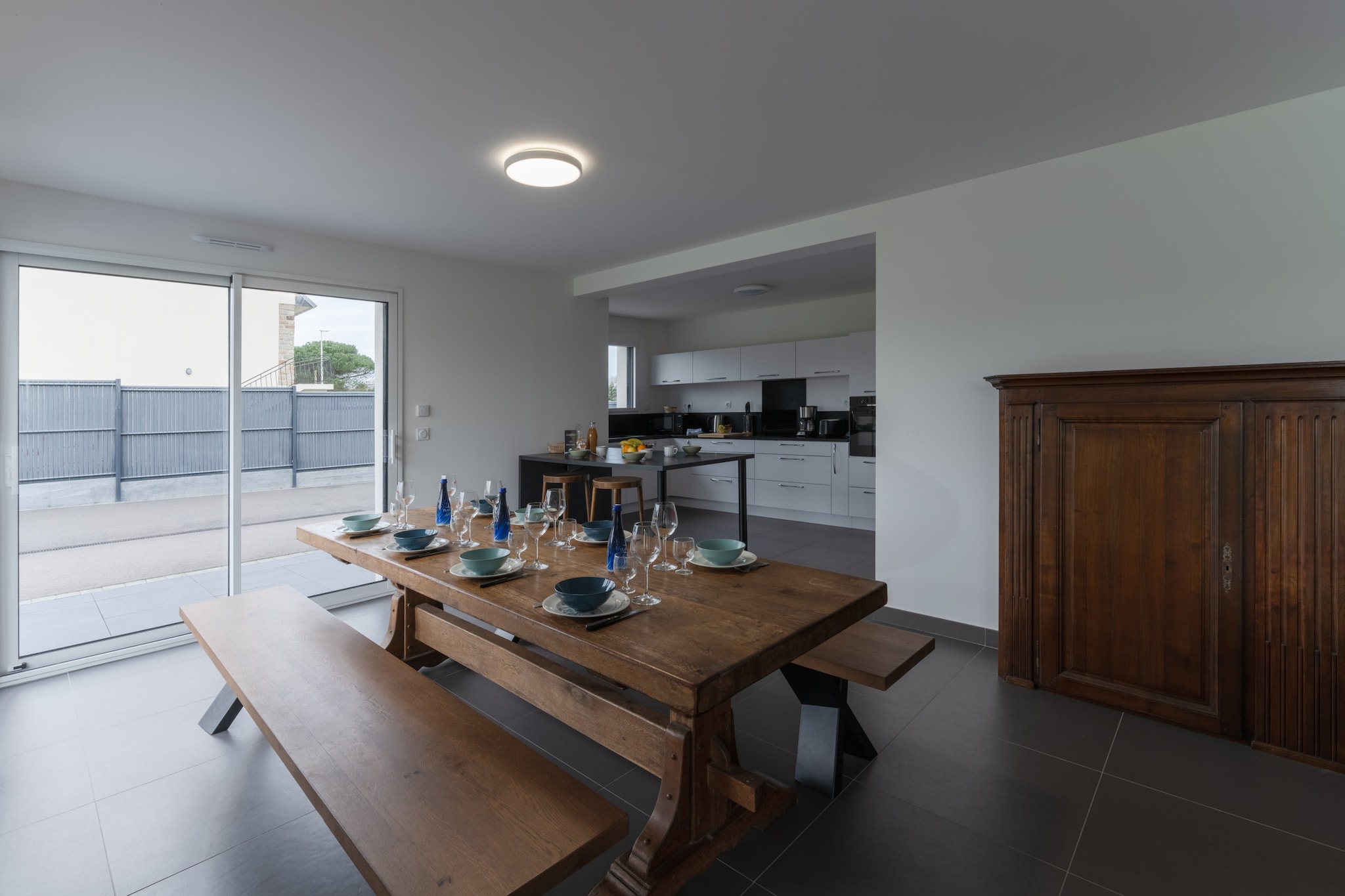 Ground floor: (open kitchen(electric kettle, toaster, coffee machine, oven, microwave, dishwasher, fridge, freezer, Juicer, dishes and cutlery), Living/diningroom(TV(satellite), dining table, seating area), Bedroom with bathroom(double bed, shower, washbasin, toilet), toilet(toilet), Internet access)\n\nOn the 1st floor: (bedroom(double bed), bedroom(double bed), bedroom(double bed), bathroom(shower, washbasin, toilet), toilet(toilet))\n\ngarage, Garden Furniture , TV, tumble dryer, washing machine, heating(electric), terrace, garden, parking, iron, hairdryer