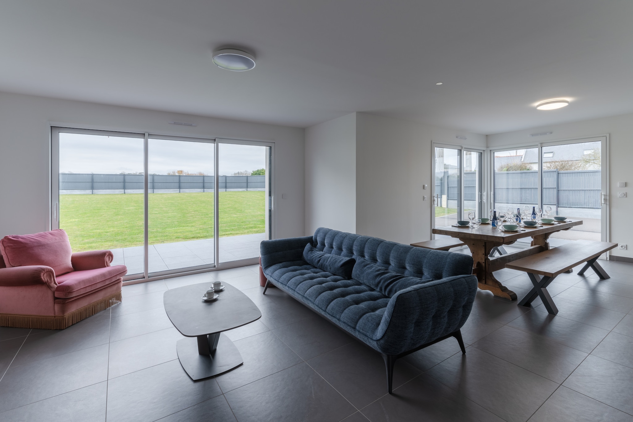 This charming 127 m² house in Landunvez offers a spacious and comfortable retreat, perfect for families or groups of up to 8 people. Situated just 50 meters from the beautiful Plage de Penfoul, this property provides easy access to the beach for those who want to relax by the sea. With other beaches like Plage de Verlen only 900 meters away, it’s an ideal location for beach lovers to enjoy the sun and surf. Golf enthusiasts will also appreciate the nearby Golf de Pen ar Bed, just 17 meters away.
For dining, guests can explore a variety of restaurants in close proximity, such as Restaurant Les Cintrés, Crêperie Ty Gwechall, and the gastronomic Restaurant Le Château de Sable, all located within 2 km. There are also convenient supermarkets nearby, including Supérette SPAR de Porspoder (3 km) and Supermarché Leclerc de Ploudalmézeau (8 km). For a larger variety of shopping, dining, and entertainment, the city of Brest is just 28 km away, and families can enjoy a day out at Parc d'attraction La Récré des 3 Curés (22 km).
The house features an open-plan kitchen equipped with modern induction appliances, including a refrigerator, microwave, oven, freezer, coffee machine, and toaster. Guests will find all the necessary kitchen utensils for preparing meals. The property also includes a comfortable living area, allowing for relaxation after a day of exploring. With ample space for everyone, this house is an ideal base for enjoying the beaches, golf, and the surrounding area.