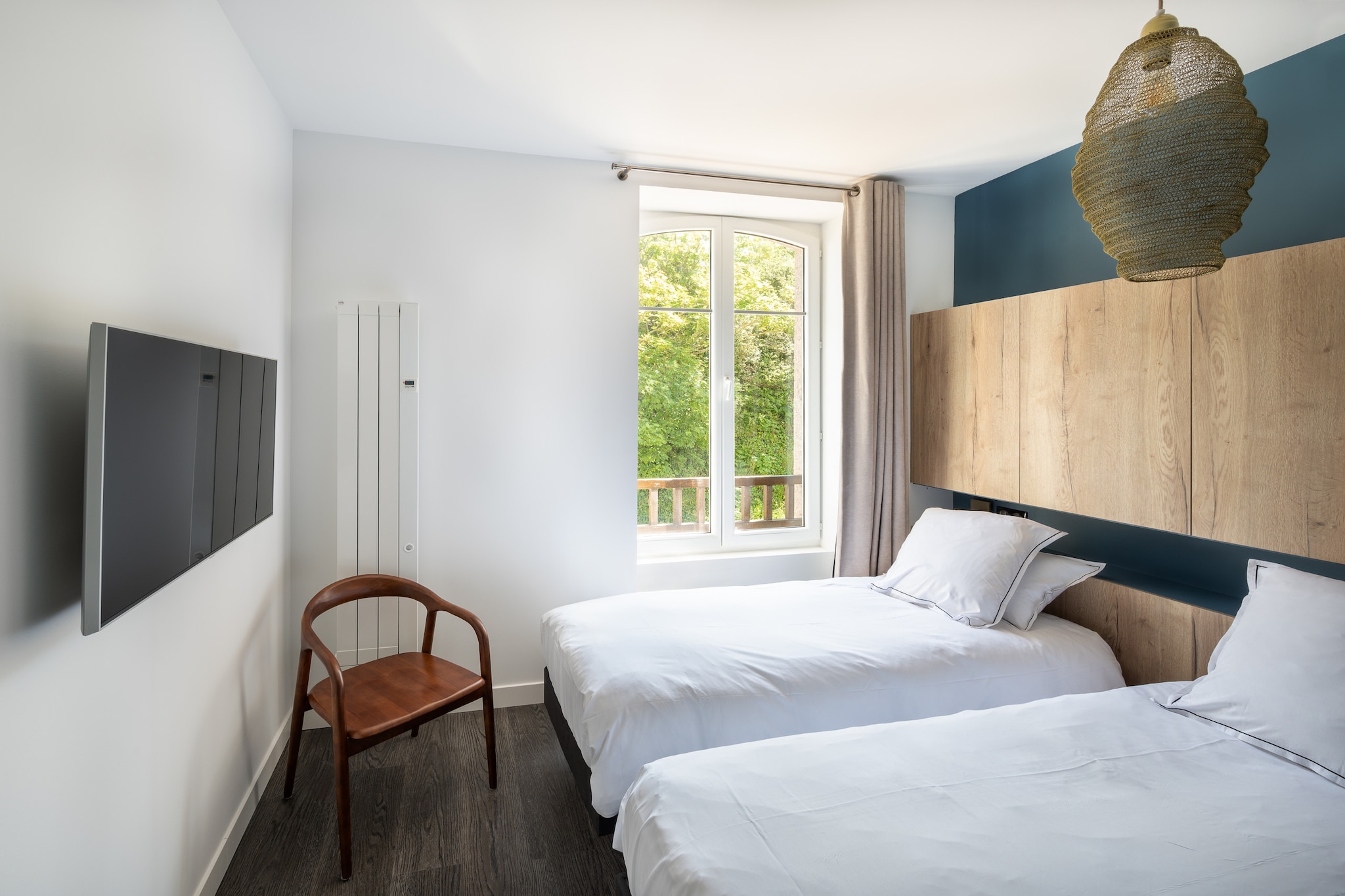 Living room(TV(satellite), seating area, radio), Kitchen(electric kettle, toaster, coffee machine, oven, microwave, dishwasher, fridge, freezer, Juicer, dishes and cutlery), bedroom(double bed, TV), bedroom(double bed, TV), bathroom(shower), bathroom(shower), bathroom(washbasin, toilet), bathroom(washbasin, toilet), Internet access, tumble dryer, washing machine, heating(electric), parking, iron, hairdryer