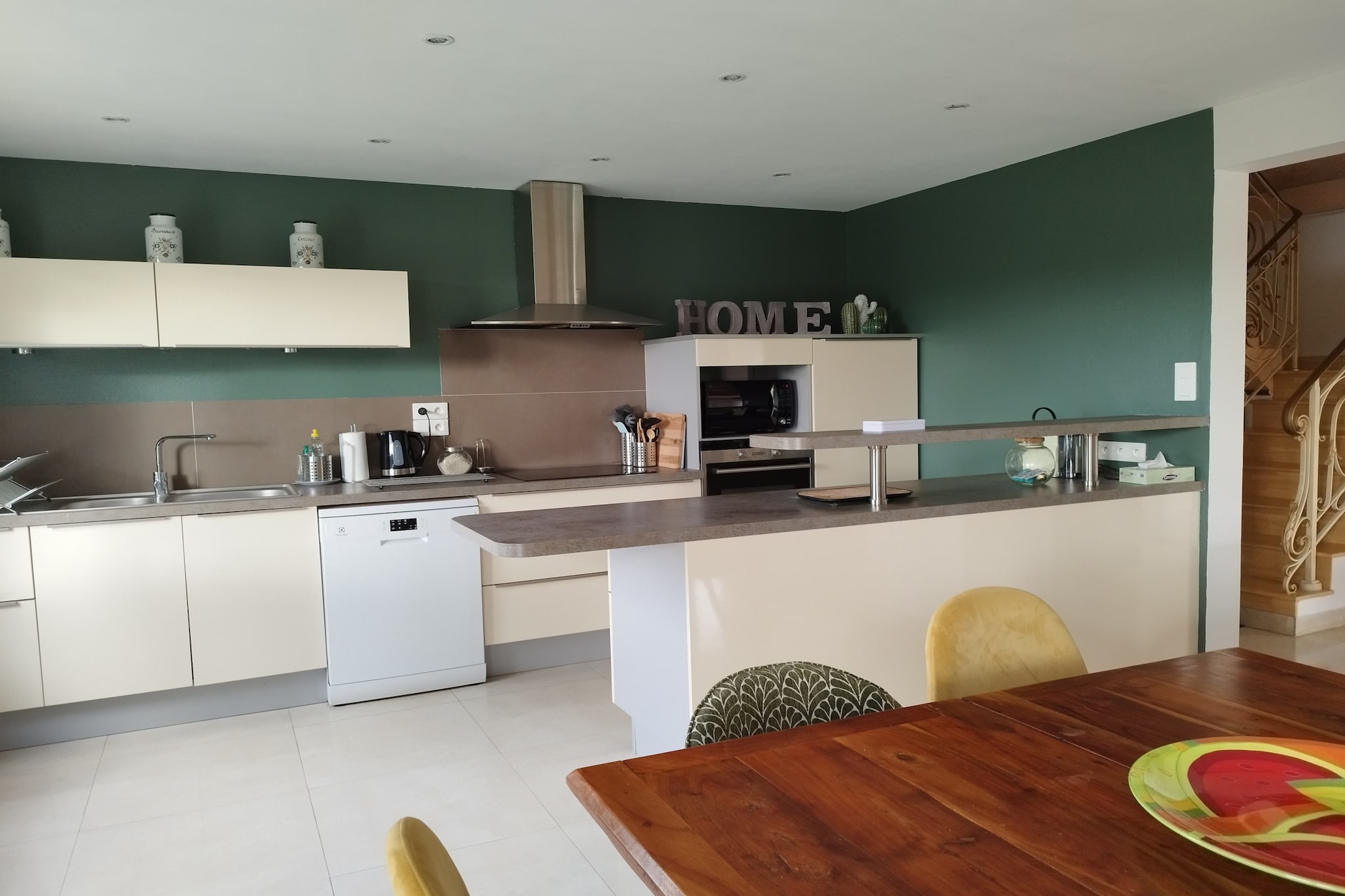 Ground floor: (Kitchen(electric kettle, toaster, coffee machine, oven, microwave, dishwasher, fridge, freezer, Juicer, dishes and cutlery), Living/diningroom(TV, dining table, seating area), bedroom(single bed, single bed), bedroom(double bed), bedroom(double bed), bedroom(double bed), bedroom(double bed), bathroom(shower, washbasin, toilet), bathroom(shower, washbasin, toilet), Internet access)\n\nGarden Furniture , fireplace, tumble dryer, washing machine, terrace, garden, BBQ, parking, children\'s bed, iron, hairdryer, heating