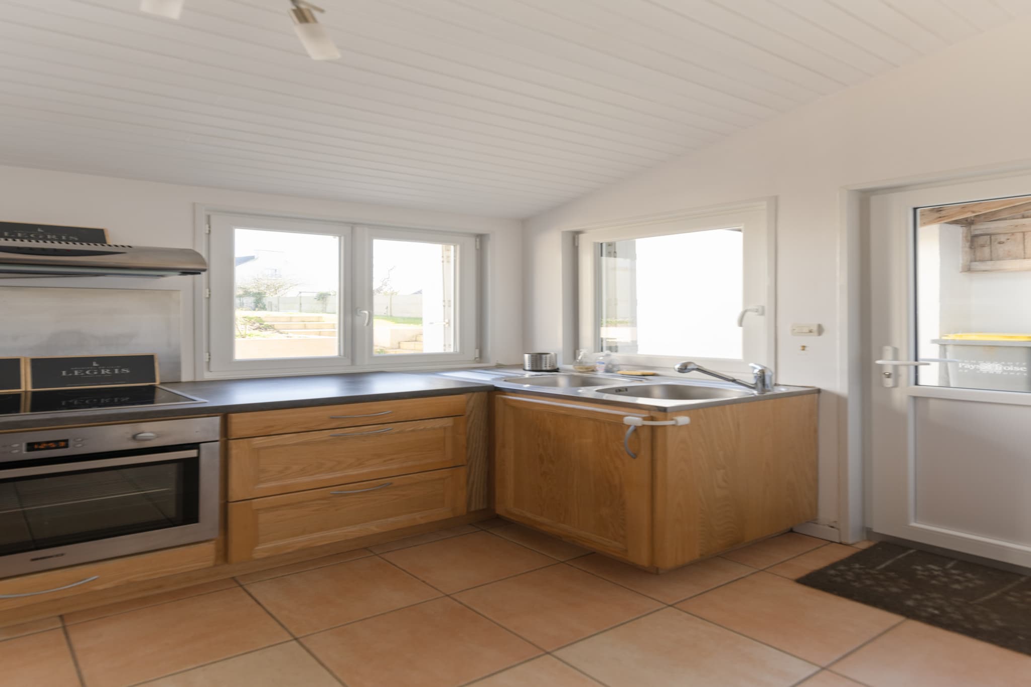 This cozy and spacious house in Ploudalmézeau, offering 4 bedrooms and a capacity for 6 people, is set in a prime waterfront location, with a beautiful garden and direct access to a rock beach. The accommodation spans 100 m², providing ample space for families or small groups to relax and enjoy their surroundings. It is situated in a family-friendly zone, just a short distance from the sea.
The property boasts convenient access to several nearby attractions, including multiple sandy beaches such as Plage de Pors ar Vilun Vras and Plage de Gwisselier, both just a short drive away. Within walking distance, guests will find a variety of restaurants, including Restaurant le Caïman and La Chaumine. The area also offers convenient amenities such as supermarkets, a water park, and shopping options in both the center of Brest (30 meters) and Ploudalmézeau (4 km). For those interested in outdoor activities, there are nearby golf courses, amusement parks, and more.
The house features an independent kitchen, fully equipped with modern appliances like an induction stove, refrigerator, microwave, oven, freezer, and dishwasher. You will also find kitchen utensils, a coffee machine, toaster, and kettle for your convenience. Additional amenities include a terrace with outdoor furniture, a fenced plot, washing machine, barbecue, hair dryer, and Wi-Fi. The property also offers open-air parking in the same building, ensuring a stress-free stay by the sea.