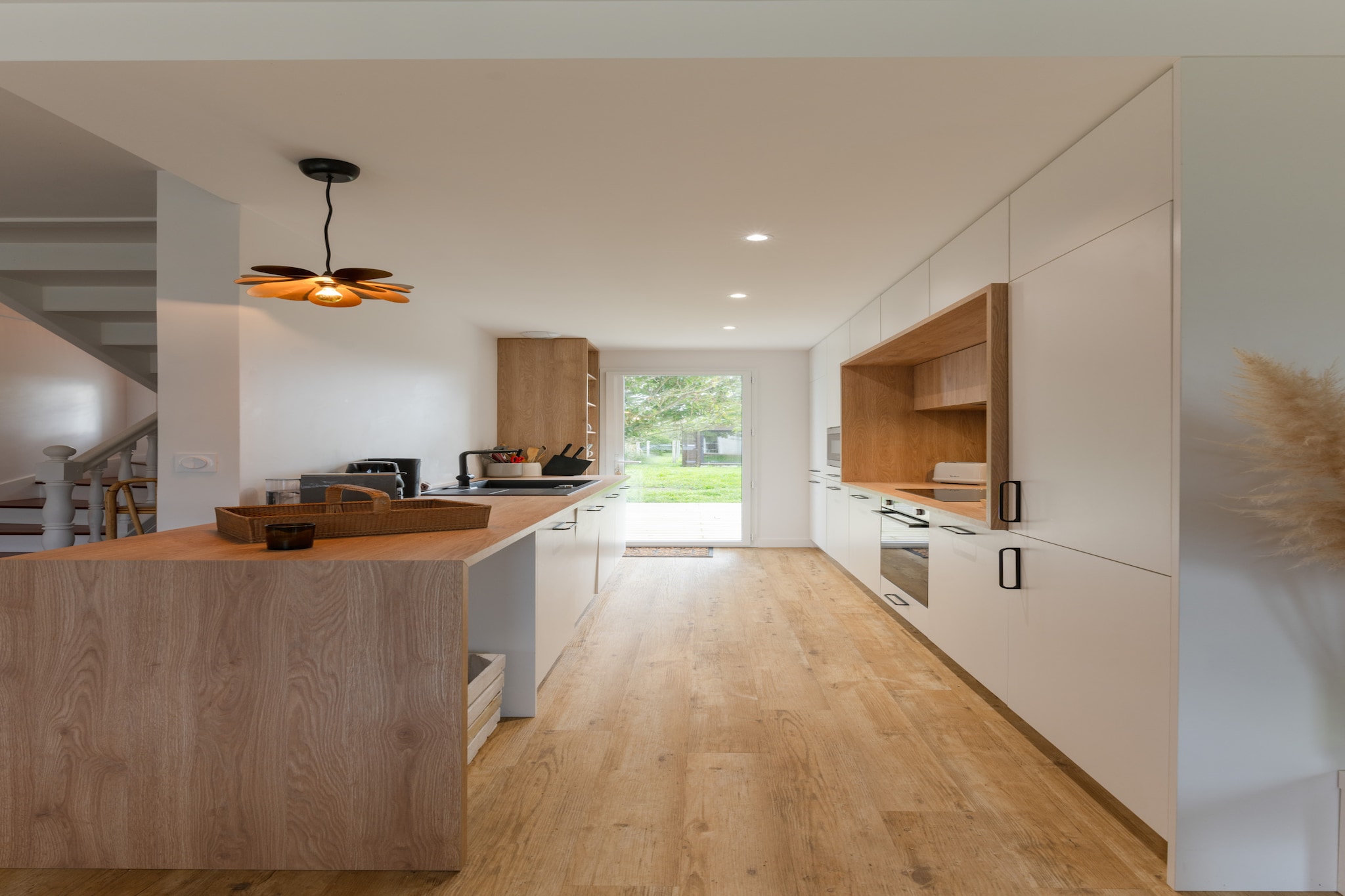 This cozy 130 mÂ² house offers a comfortable and well-lit space for up to 6 people, featuring three inviting bedrooms. Located in a family-friendly zone near the sea, it provides a peaceful retreat with a lovely garden and outdoor furniture. The property offers modern amenities, including Wi-Fi, electric heating, a washing machine, dryer, and open-air parking, ensuring a comfortable and convenient stay.

The house is just 550 meters from the beautiful Plage de Melon beach, perfect for those who enjoy the sea. The nearby Utile Porspoder supermarket, located 3 km away, is ideal for picking up essentials, and Super U Plouarzel is 11 km away for additional shopping needs. For outdoor enthusiasts, the Golf de Brest les Abers and Golf de Penn Ar Bed are within a short drive. Additionally, the popular RÃ©crÃ© des trois CurÃ©s amusement park is just 23 km from the property, providing fun for all ages.

Inside, the open-plan kitchen is fully equipped with modern appliances, including an induction cooktop, refrigerator, microwave, oven, freezer, dishwasher, coffee machine, toaster, and kettle, making meal preparation a breeze. The house also includes a 15 mÂ² terrace, perfect for enjoying meals outdoors or simply relaxing. Whether you're enjoying the beach, exploring the nearby attractions, or relaxing in the garden, this house provides everything you need for a wonderful stay.