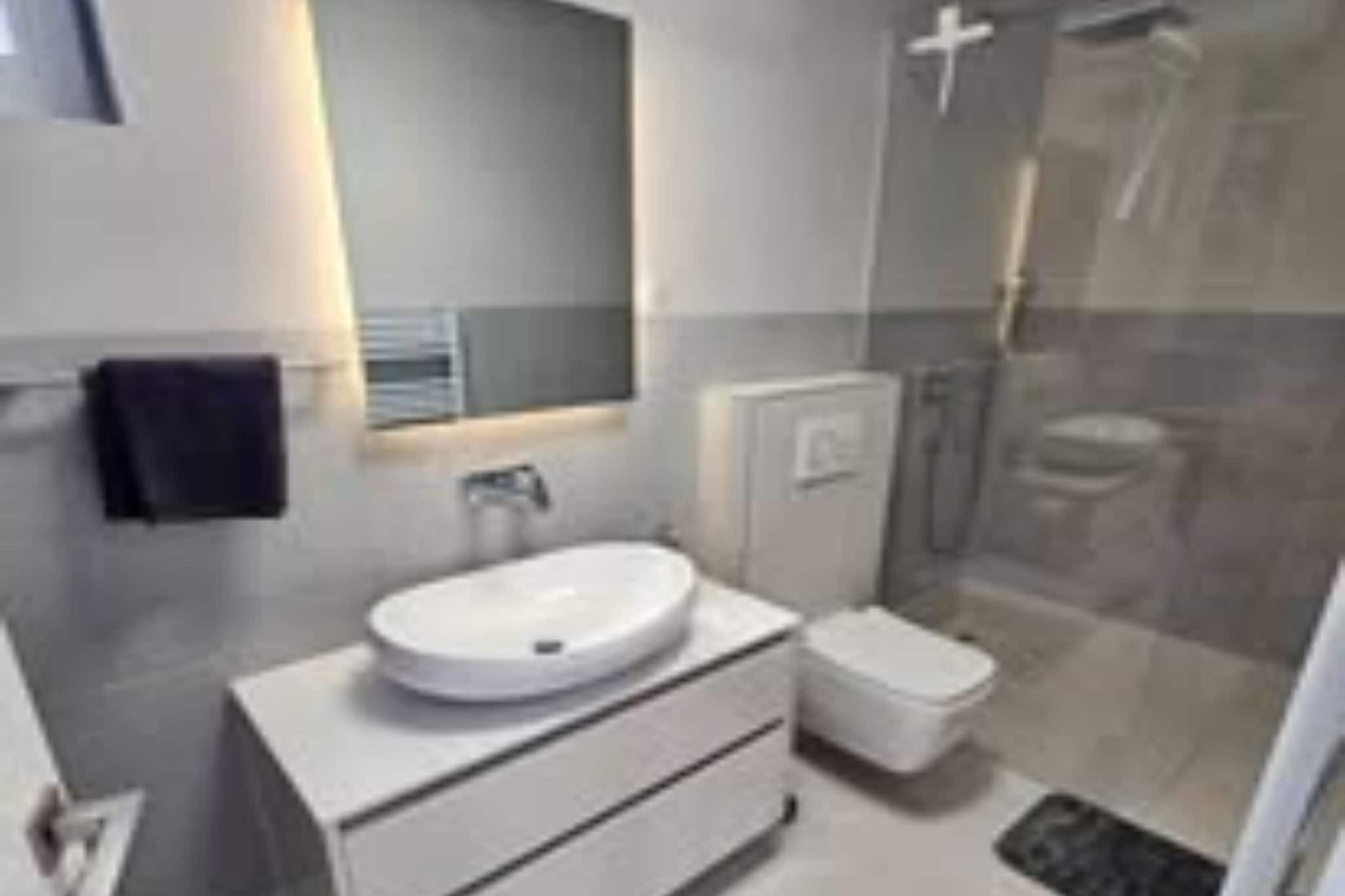 Lux Holiday Home Slatki - Five Bedroom Holiday Home with Pool-Badkamer