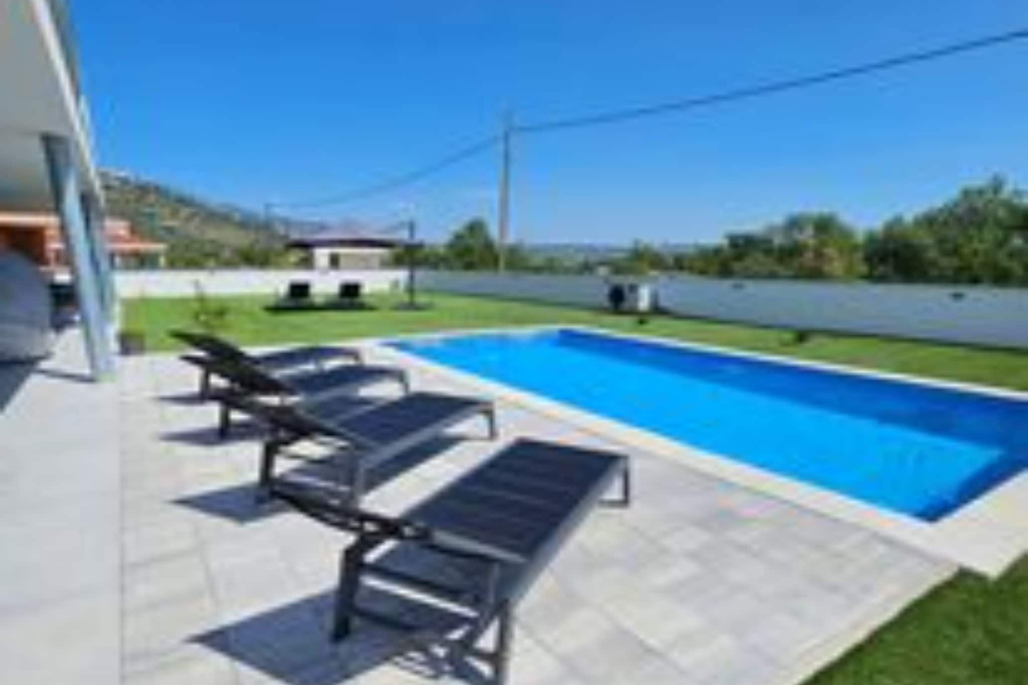 Lux Holiday Home Slatki - Five Bedroom Holiday Home with Pool-Zwembad