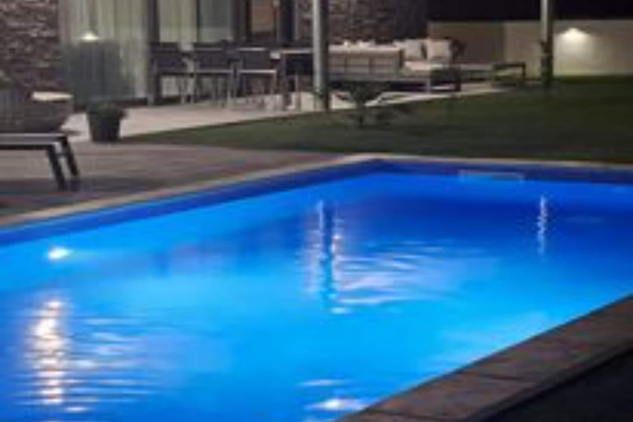 Lux Holiday Home Slatki - Five Bedroom Holiday Home with Pool-Zwembad