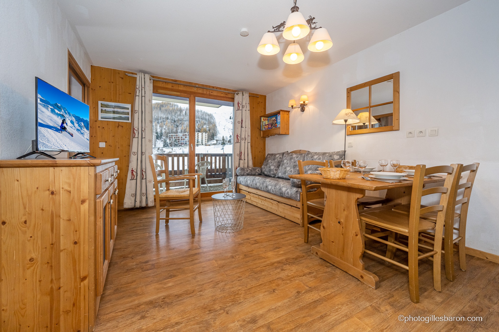 Elevator, Living room(double sofa bed, bunk bed, TV), Kitchen(coffee machine, microwave, fridge, freezer), bedroom(double bed), bathroom(bath tub), bathroom(toilet), Internet access, terrace, parking, swimming pool(shared with other guests)