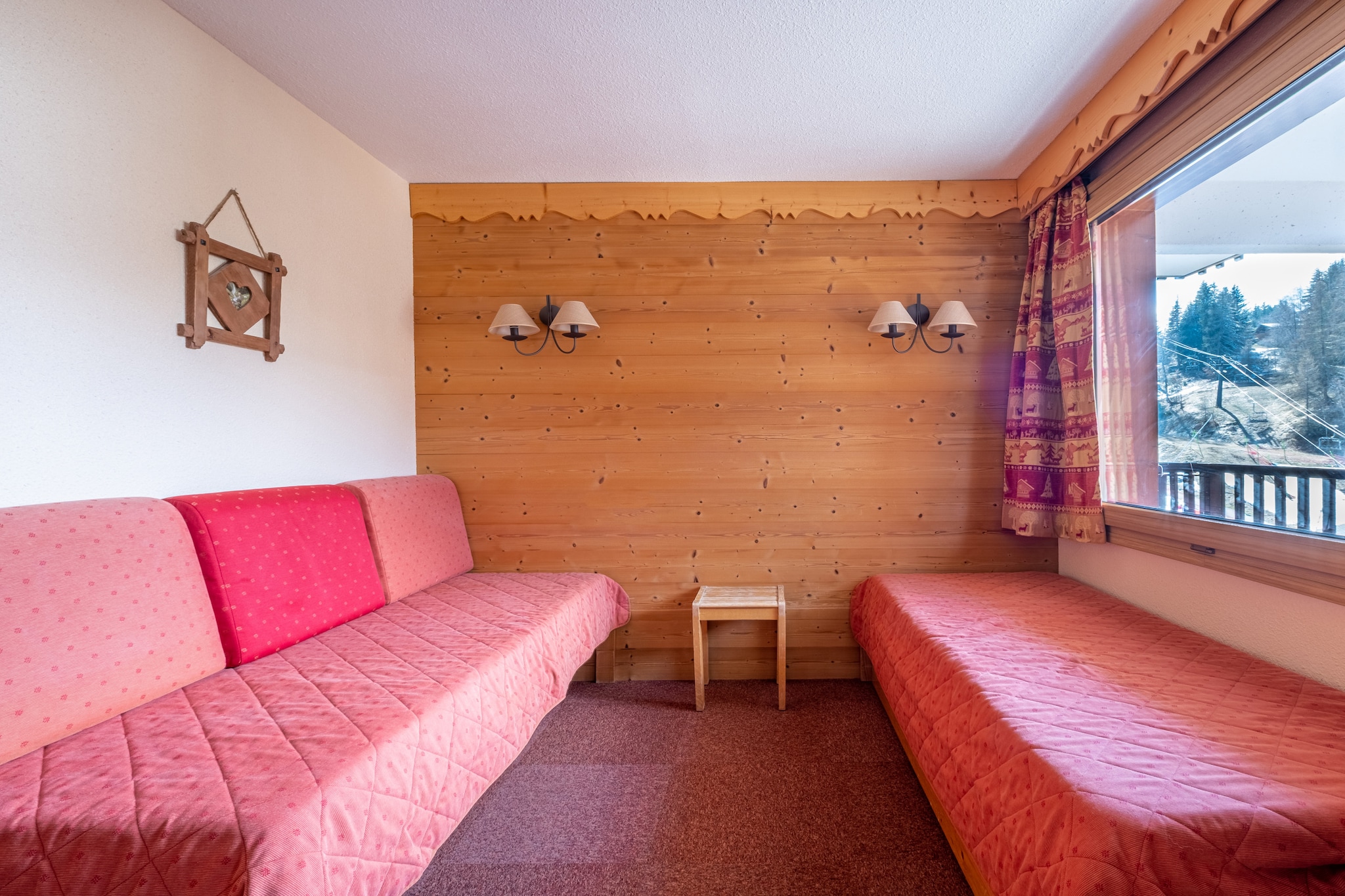 This cozy and light studio in Doucy is perfect for up to 4 guests, offering 27 m² of comfort at the foot of the ski slope. Located in a family-friendly, mountainous area, the studio boasts beautiful mountain views, creating a peaceful atmosphere. Just 50 meters away, you'll find the city center, supermarket, and ski resort, making it an ideal spot for winter sports enthusiasts and families alike.

The studio features a well-equipped kitchen with an induction hob, refrigerator, microwave, dishwasher, coffee machine, toaster, and all necessary dishes and utensils. The living space includes a TV, a dining area, and a comfortable place to relax. The private balcony allows you to soak in the fresh mountain air while enjoying the view.

For added convenience, the property offers electric heating, open-air parking in the adjoining building, and outdoor furniture for relaxing outside. Whether you’re looking to hit the slopes or enjoy the serene mountain surroundings, this studio provides everything you need for a memorable stay.