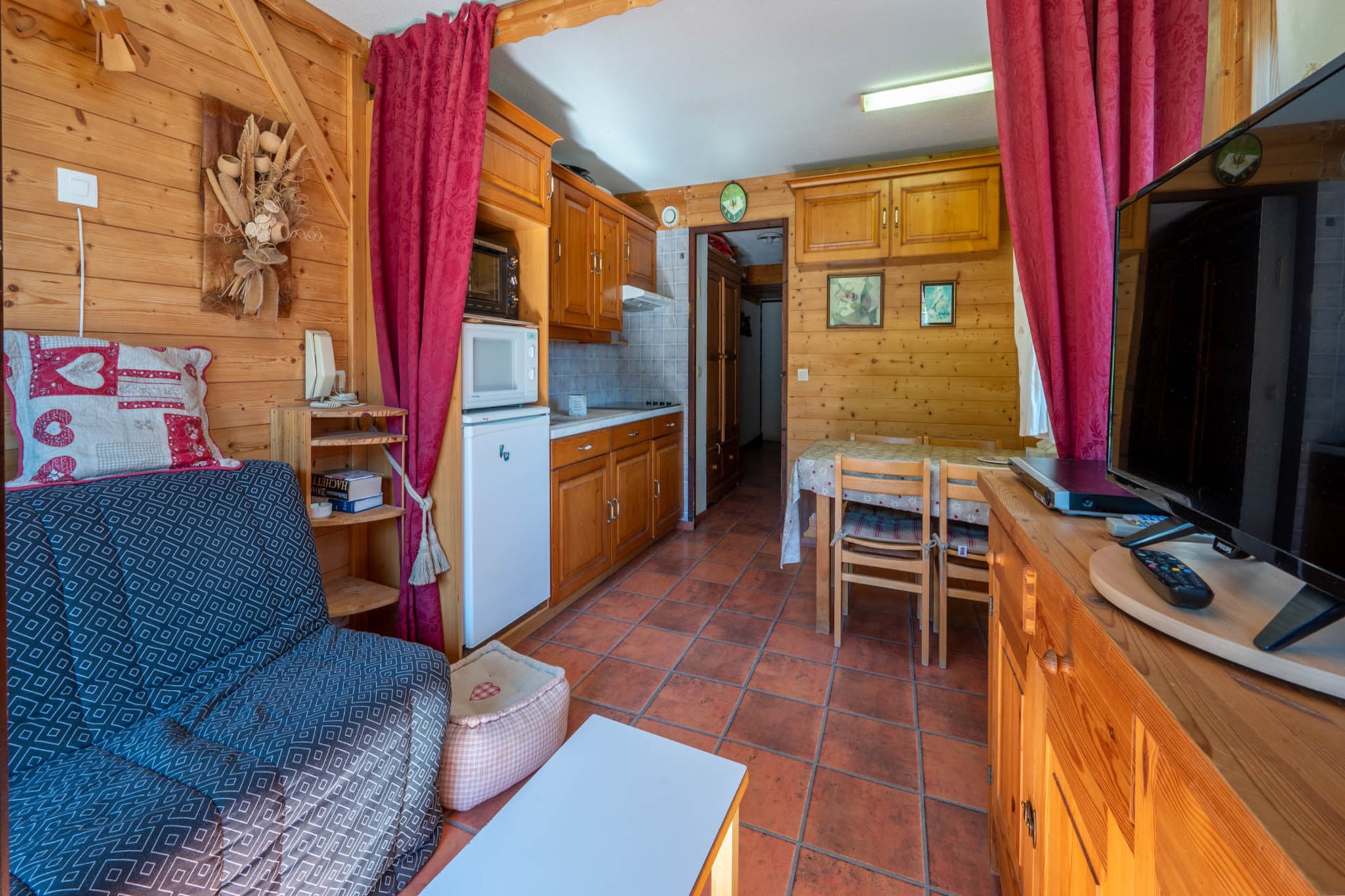 Bright and inviting, this 26 m² apartment in Morillon offers a comfortable stay for up to four guests—perfect for couples, small families, or outdoor enthusiasts. Located right at the foot of the ski slopes, it boasts stunning mountain views and effortless access to winter sports and alpine adventures.
The pet-free property ensures a clean, peaceful environment, while electric heating and a TV add cozy touches for relaxing evenings. Step out onto the private balcony, furnished for comfort, and soak in the fresh mountain air and scenic surroundings.
Just 50 meters from the ski resort, village center, and supermarket, the apartment is ideally situated for convenience. Guests can easily explore local shops, restaurants, and a variety of seasonal activities, from skiing and snowshoeing to hiking and sightseeing.
The fully equipped kitchen includes a glass ceramic hotplate, refrigerator, microwave, oven, coffee machine, kettle, and all the necessary utensils for home-style cooking. Additional amenities include an elevator and open-air parking in the adjoining building, making your stay both practical and pleasant.
Whether you're here for snowy slopes or summer trails, this apartment offers the perfect blend of comfort, location, and mountain charm.