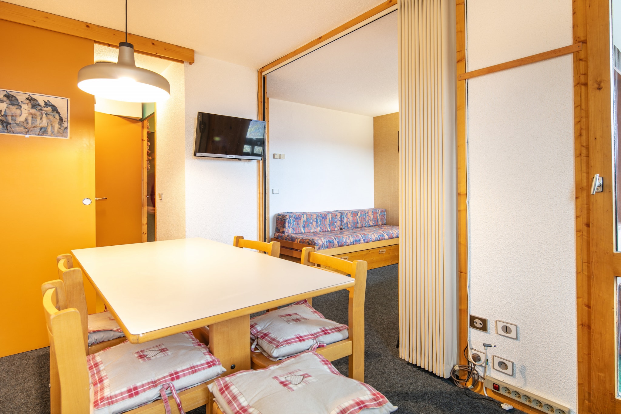 This modern studio in Doucy offers a comfortable stay for up to 4 guests, with a cozy 23 m² layout. Located right at the foot of the ski slopes, this property provides stunning views of the slopes, making it an ideal choice for ski enthusiasts. The studio is situated just 50 meters from the supermarket and ski resort, ensuring convenience and easy access to all the essentials. Set in a family-friendly zone in the picturesque mountainous area, it's perfect for both adventure and relaxation.

The surrounding area offers a variety of activities, from skiing on the nearby slopes to exploring the beautiful mountain landscapes. Whether you're hitting the slopes in winter or hiking in the summer, you'll find plenty to enjoy in this scenic and active location. Families will appreciate the relaxed and welcoming environment, making it an excellent choice for a mountain getaway.

Inside, the studio is equipped with all the necessary amenities to make your stay enjoyable, including an electric kitchen with a refrigerator, microwave, oven, dishwasher, coffee machine, and toaster. After a long day of skiing or exploring, you can unwind in front of the TV or enjoy the fresh mountain air on the balcony. With electric heating to keep you warm, this studio offers both comfort and convenience for your mountain retreat.