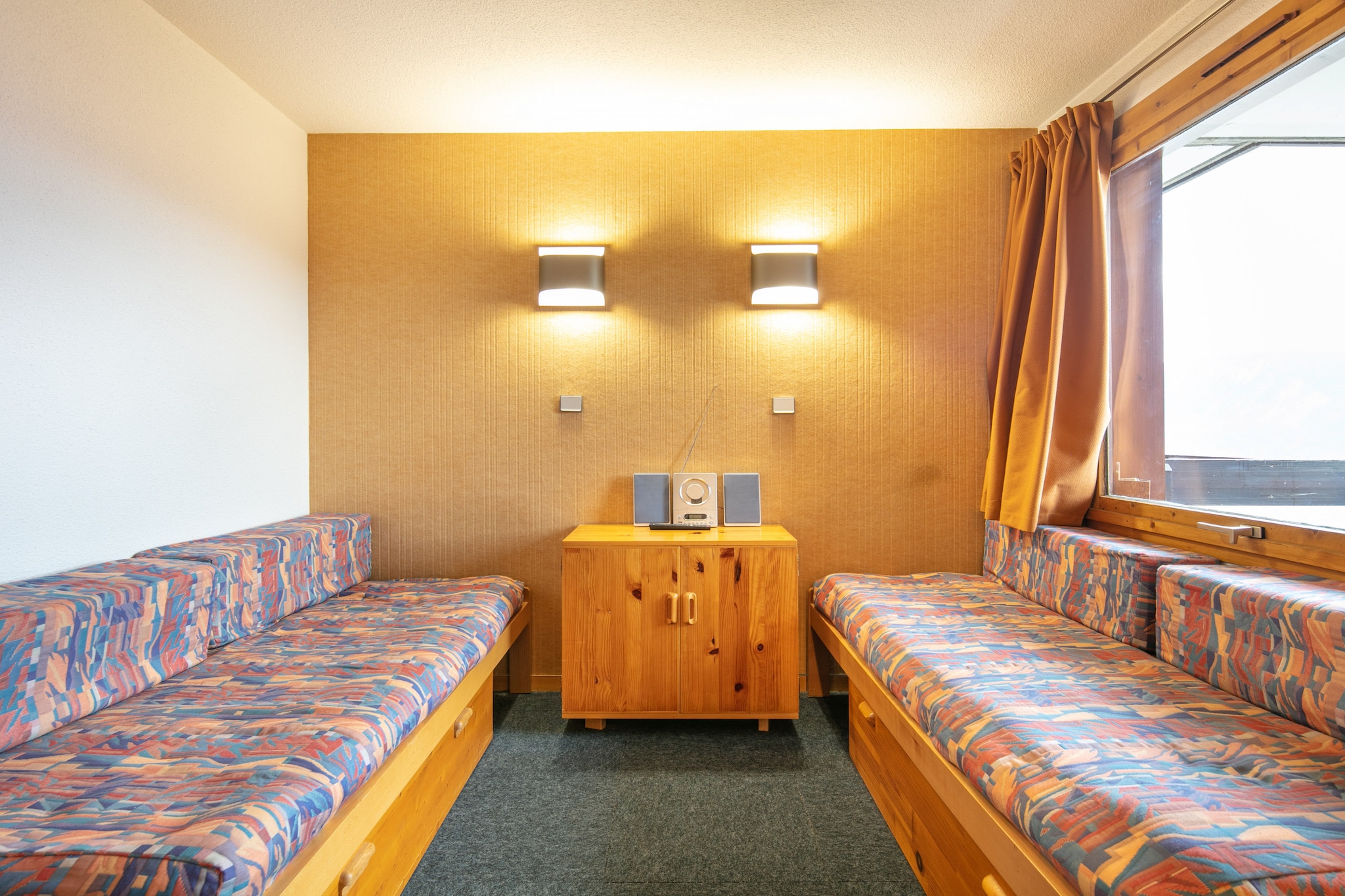 Living room(double bed, double sofa bed, TV, dining table), Kitchen(toaster, coffee machine, oven, microwave, dishwasher, fridge, dishes and cutlery), bathroom(bath tub), balcony, parking, hairdryer