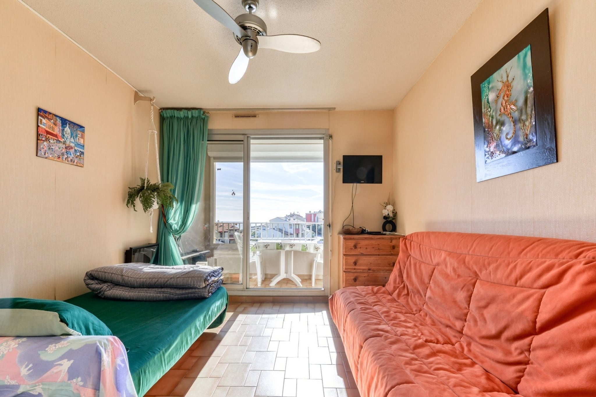 This comfortable 28 m² studio in Agde offers a relaxing stay for up to six guests, with a charming waterfront location and access to a communal swimming pool. The property is situated in a family-friendly zone, just 200 meters from the sandy beach, making it perfect for beach lovers and families looking to enjoy the coastal atmosphere. The surrounding area offers easy access to the city center, which is also only 200 meters away.
The studio is fully equipped with all the essentials for a self-catering stay. The induction kitchen includes a refrigerator, microwave, freezer, coffee machine, toaster, kettle, and all necessary kitchen utensils, dishes, and cutlery. For added convenience, there is also a washing machine, and guests can enjoy Wi-Fi throughout the accommodation. Additional amenities include a TV, an iron, an elevator for easy access, outdoor furniture, and a balcony where you can relax and take in the fresh air.
The property also offers a communal swimming pool, perfect for enjoying a swim or soaking up the sun, along with open-air parking for your convenience. With its ideal location near the beach, city, and all necessary amenities, this studio provides a perfect base for your stay by the sea.