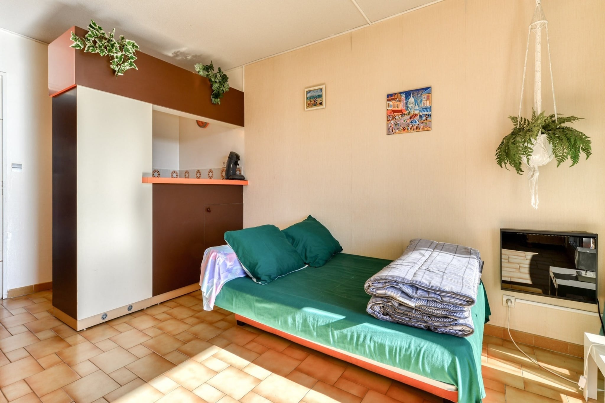 Elevator, Living room(double sofa bed, double sofa bed, bunk bed), Kitchen(electric kettle, toaster, coffee machine, microwave, fridge, dishes and cutlery), bathroom(bath tub), Internet access, Garden Furniture , TV, freezer, washing machine, balcony, parking, swimming pool(shared with other guests), iron