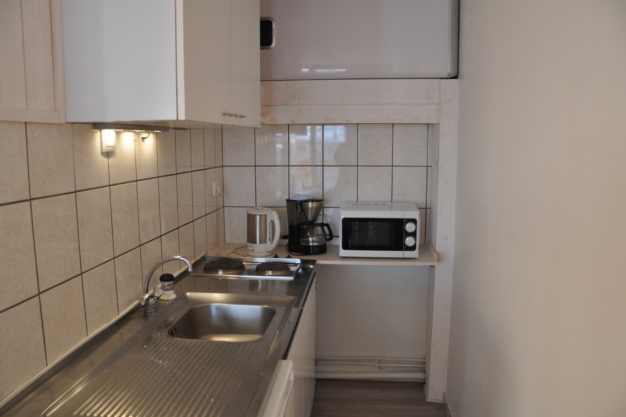 Sunny Escape at Foot of Slopes