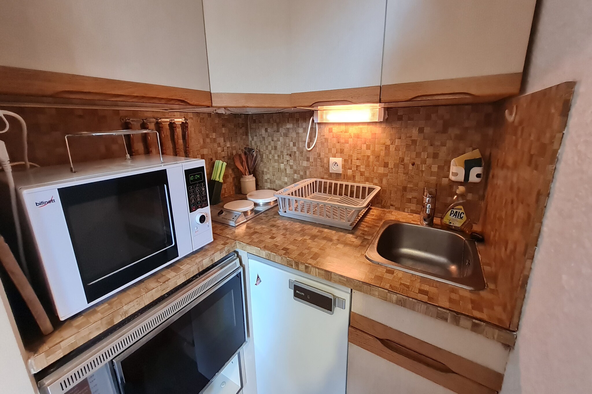 Elevator, Living room(double sofa bed, bunk bed, TV), Kitchen(electric kettle, toaster, coffee machine, oven, microwave, fridge, dishes and cutlery), bathroom(shower)