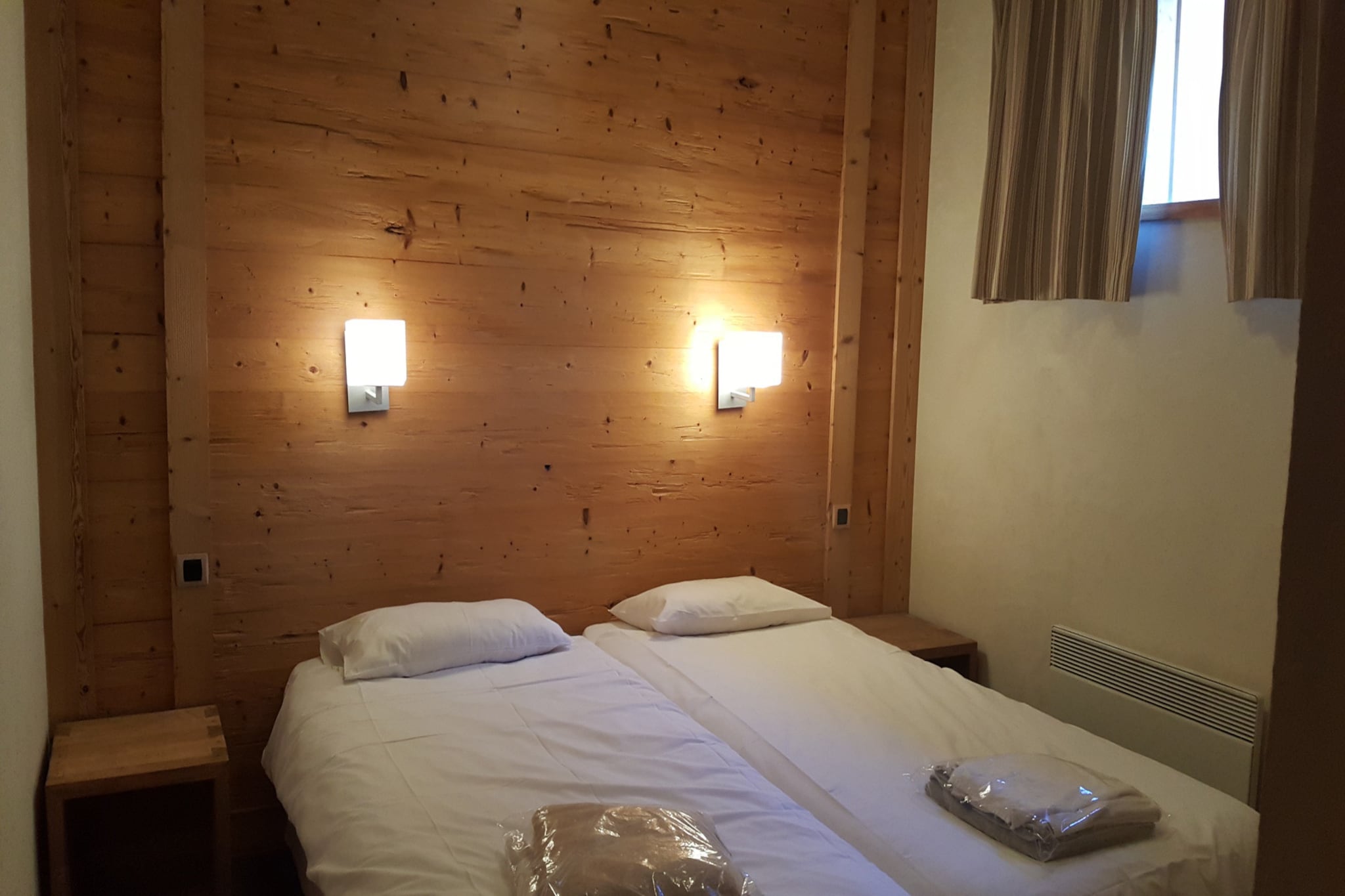 Elevator, Living room(double sofa bed, TV), Kitchen(electric kettle, coffee machine, fridge, terrace, dishes and cutlery), bedroom(bunk bed), bedroom(single bed, single bed), bedroom(double bed), bathroom(shower, hairdryer), bathroom(bath tub), Internet access, Garden Furniture , parking