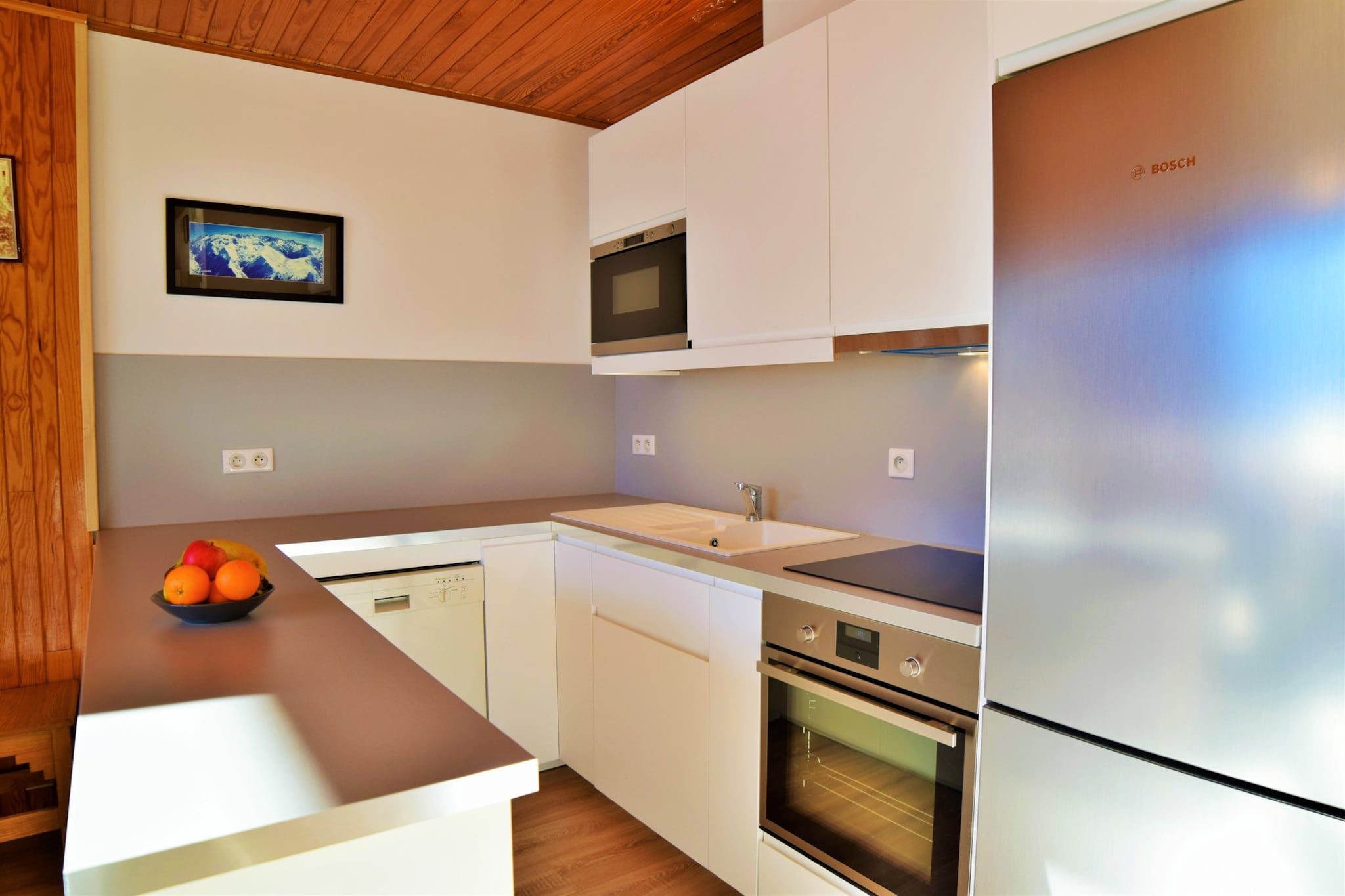 Elevator, Living room(single sofa bed, single sofa bed, TV), Kitchen(oven, microwave, dishwasher, fridge, freezer, dishes and cutlery), bedroom(bunk bed), bedroom(double bed), bathroom(shower), Internet access, washing machine, balcony