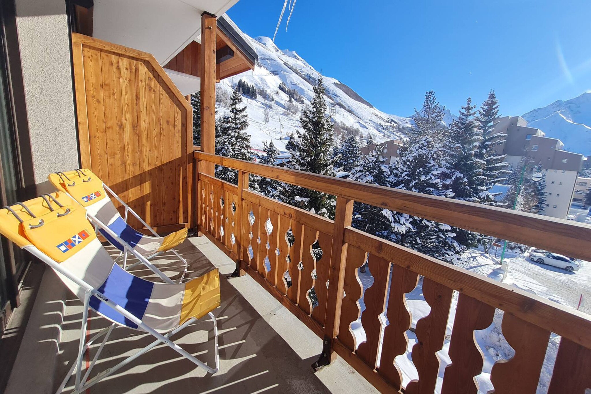 Ski-In Apartment with Balcony