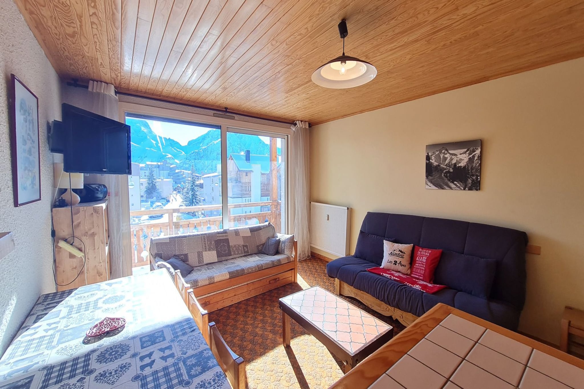 Located just 50 meters from the ski area, this third-floor apartment in Les Deux Alpes offers a practical and cozy stay for ski enthusiasts and families. Accessible by elevator, the unit features a living room with a double sofa bed and two bunk beds, making it ideal for groups or families.

The kitchen is equipped with an oven, microwave, fridge, coffee machine, and all necessary dishes and cutlery for self-catering. The bathroom includes a bathtub for post-slope relaxation. A private balcony provides mountain views and fresh alpine air.

Additional amenities include satellite TV and convenient proximity to ski lifts, restaurants, and local shops. Situated on Avenue de la Muzelle, this apartment combines slope-side access with essential comforts for a memorable winter holiday.