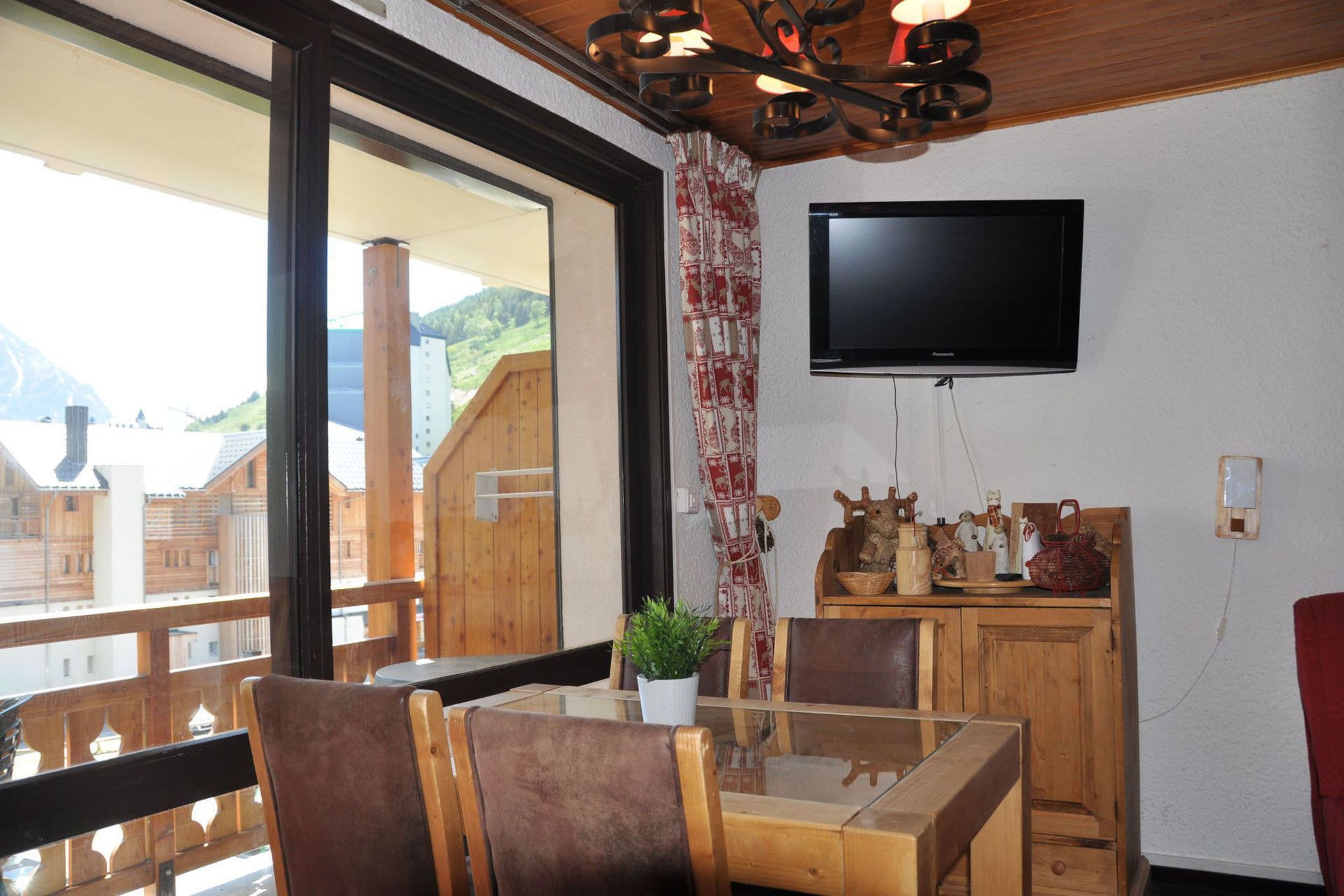 Just 50 meters from the ski area, this third-floor apartment (E4) on Avenue de la Muzelle offers direct access to the slopes and a comfortable retreat after a day in the mountains. The building includes an elevator for easy access.
Inside, the living room features a double sofa bed and a bunk bed, complemented by a TV for evening relaxation. The kitchen is fully equipped with a coffee machine, oven, microwave, dishwasher, fridge, and all necessary dishes and cutlery—perfect for self-catering stays.
The bathroom includes a bathtub, and the private balcony offers fresh alpine air and views of the surrounding peaks. Ideal for couples, small families, or ski-loving friends, this apartment combines convenience, comfort, and unbeatable proximity to the slopes.