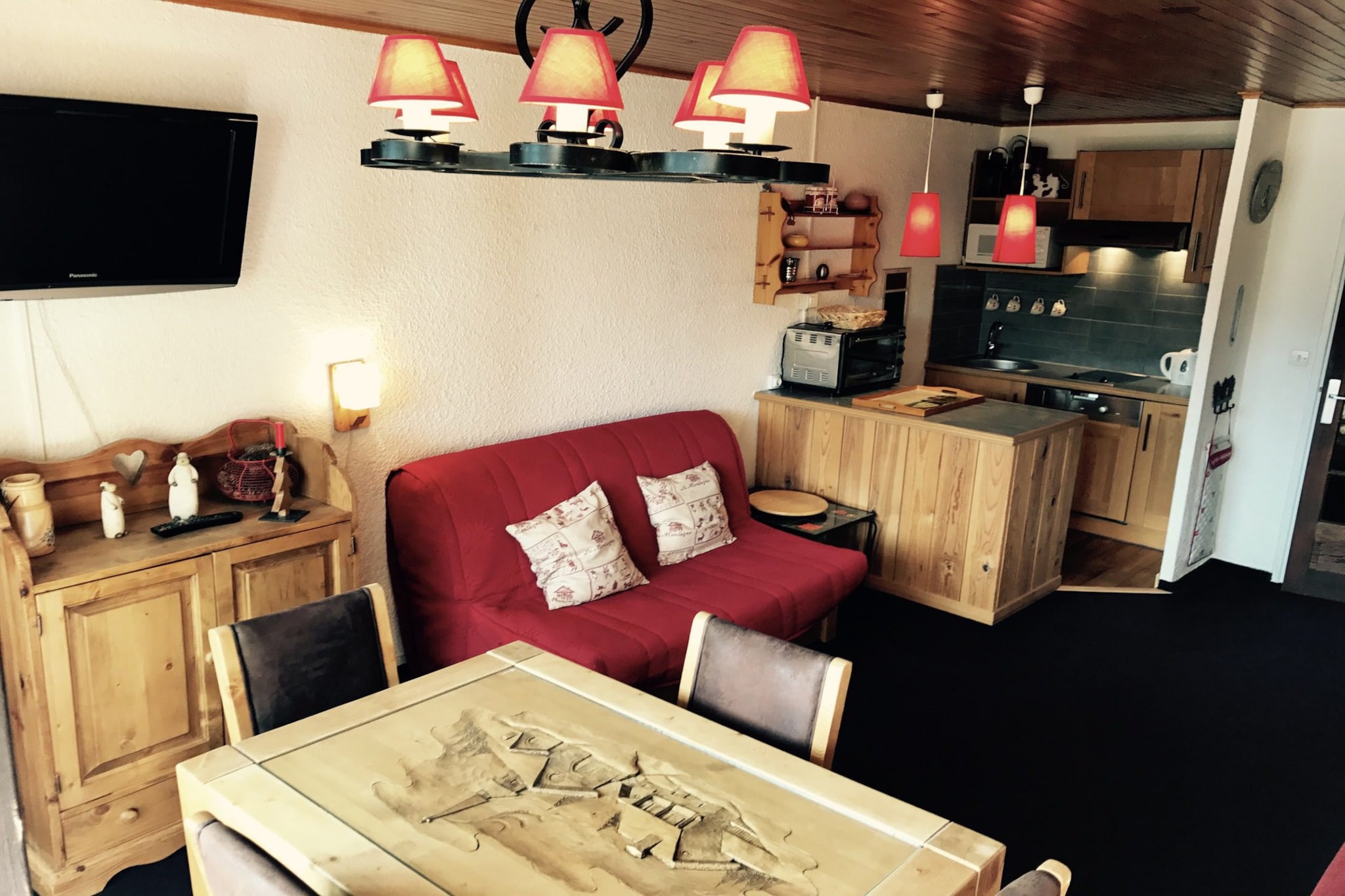 Cozy Ski Apartment with Balcony