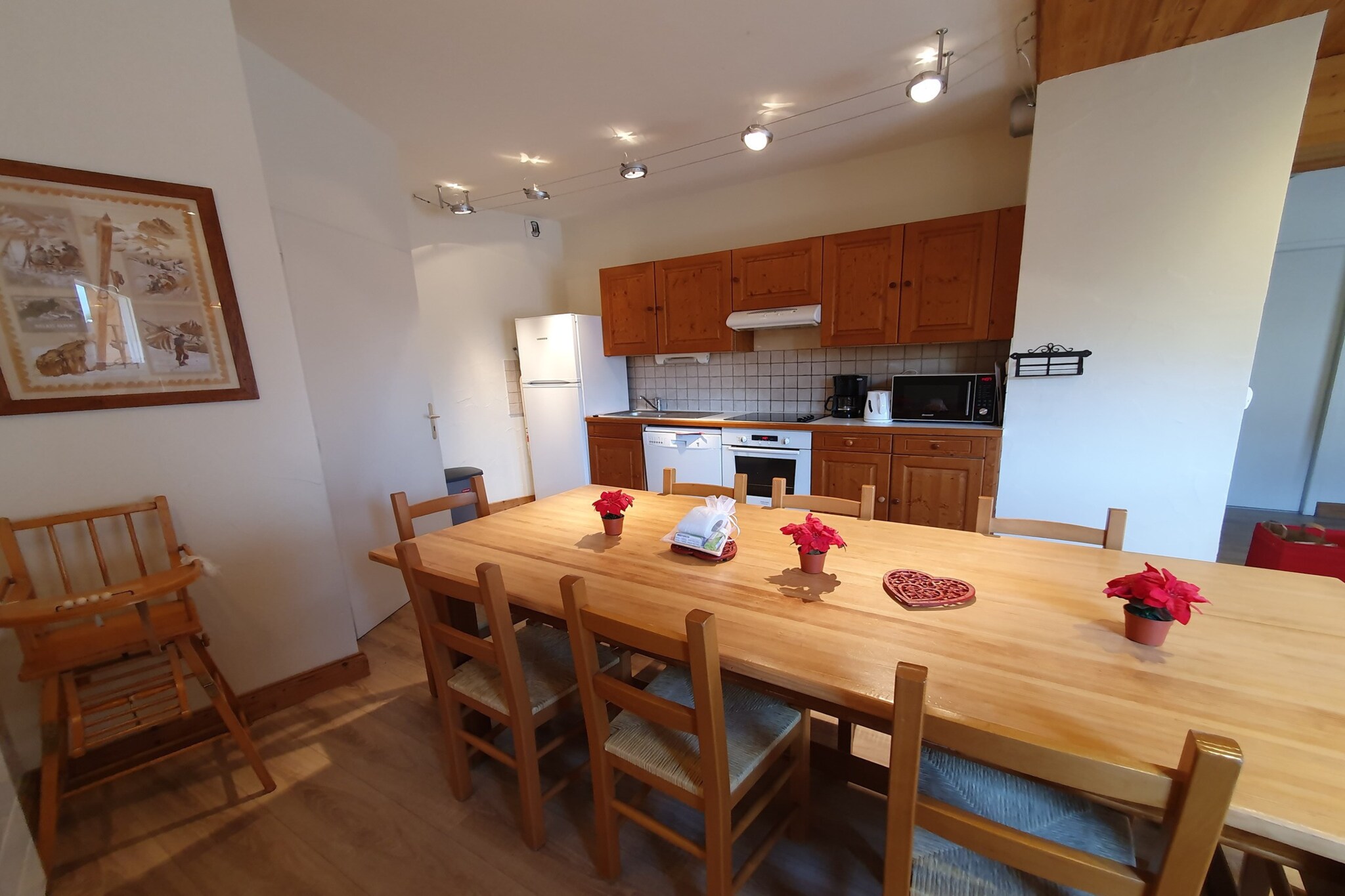 Located just 100 meters from the ski area, Apartment C5 in Hameau du Lautaret offers a generous layout ideal for large families or groups. Situated on the first floor with elevator access, this alpine retreat combines comfort, space, and practicality in a peaceful corner of Les Deux Alpes.
The apartment features three bedrooms: two with twin single beds and bunk beds, and one with a double bed—accommodating up to ten guests with ease. The kitchen is fully equipped with an electric kettle, toaster, coffee machine, oven, microwave, dishwasher, fridge, freezer, and all necessary dishes and cutlery. Two bathrooms—one with a shower and one with a bathtub—ensure convenience for larger groups, while a washing machine adds extra utility for longer stays.
Guests can enjoy internet access, a TV, and a private balcony for relaxing after a day on the slopes. With its spacious design and proximity to ski lifts, Apartment C5 is a perfect choice for families or friends seeking a comfortable and well-equipped base in the heart of the Alps.