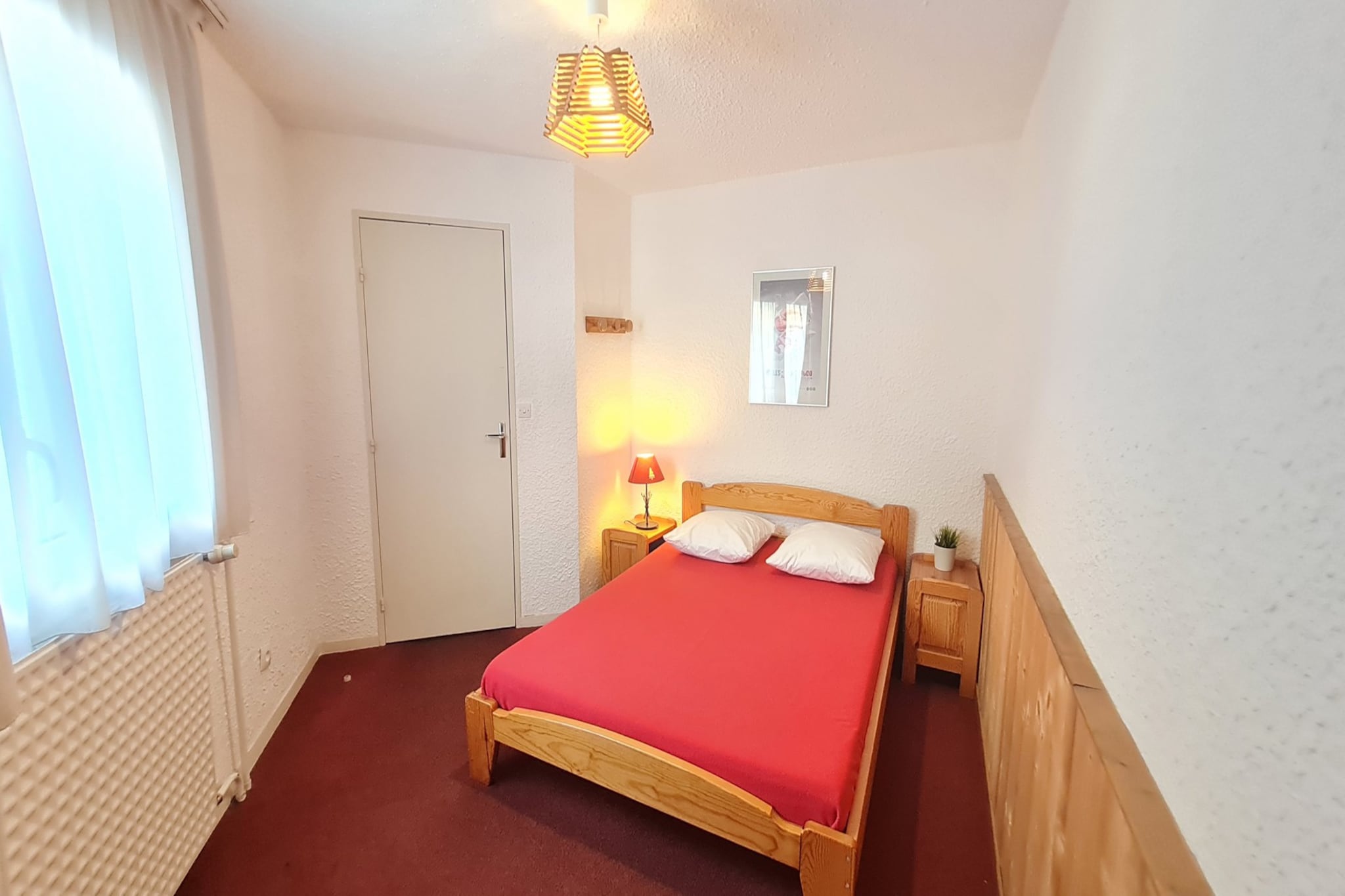 Elevator, Living room(bunk bed, TV), Kitchen(electric kettle, toaster, coffee machine, oven, microwave, dishwasher, fridge, dishes and cutlery), bedroom(single bed, single bed), bedroom(double bed), bedroom(double bed), bathroom(shower), bathroom(bath tub), washing machine, balcony