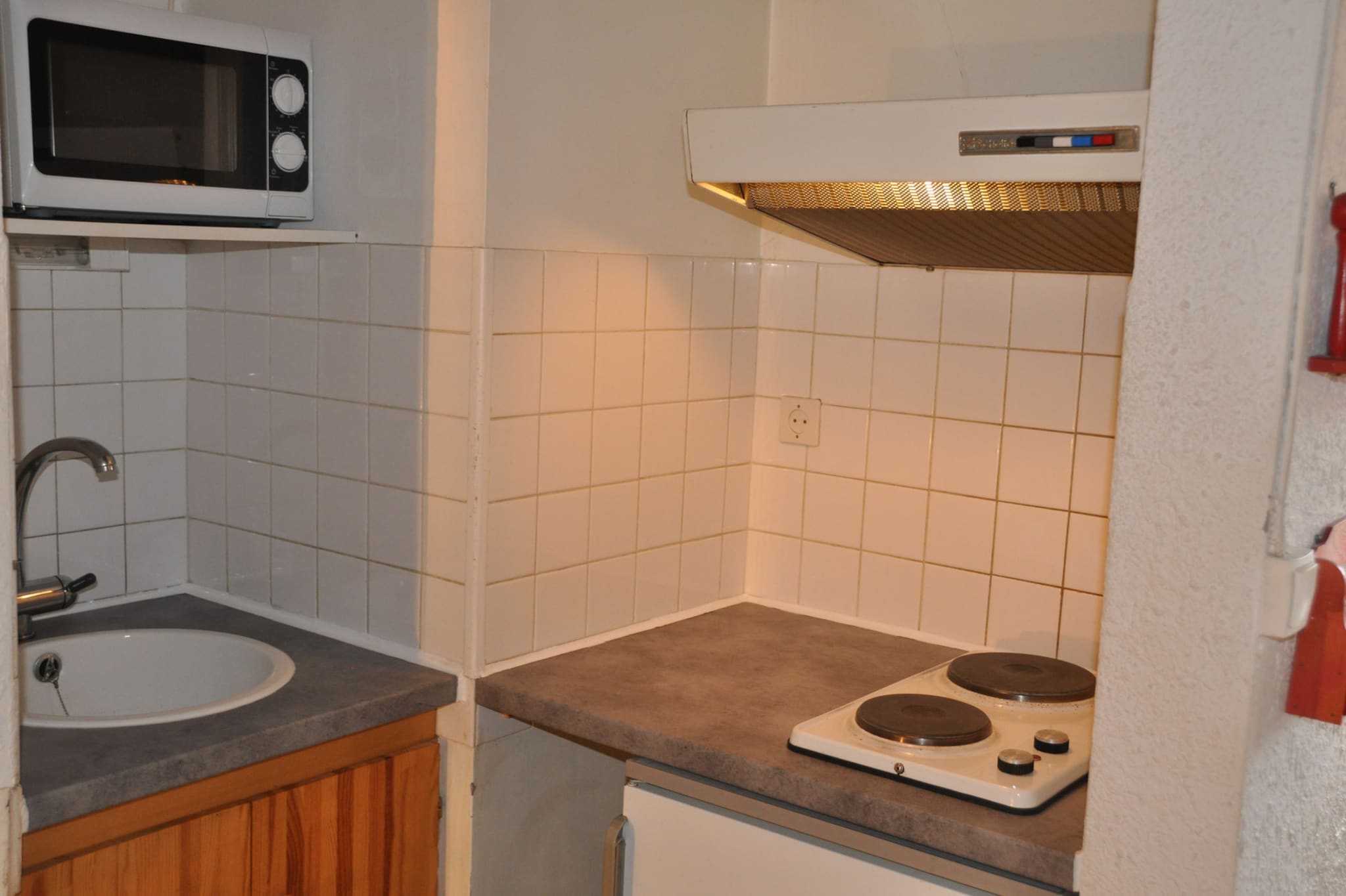 Elevator, Living room(single sofa bed, double sofa bed, TV), Kitchen(toaster, microwave, freezer, dishes and cutlery), bathroom(shower), lift