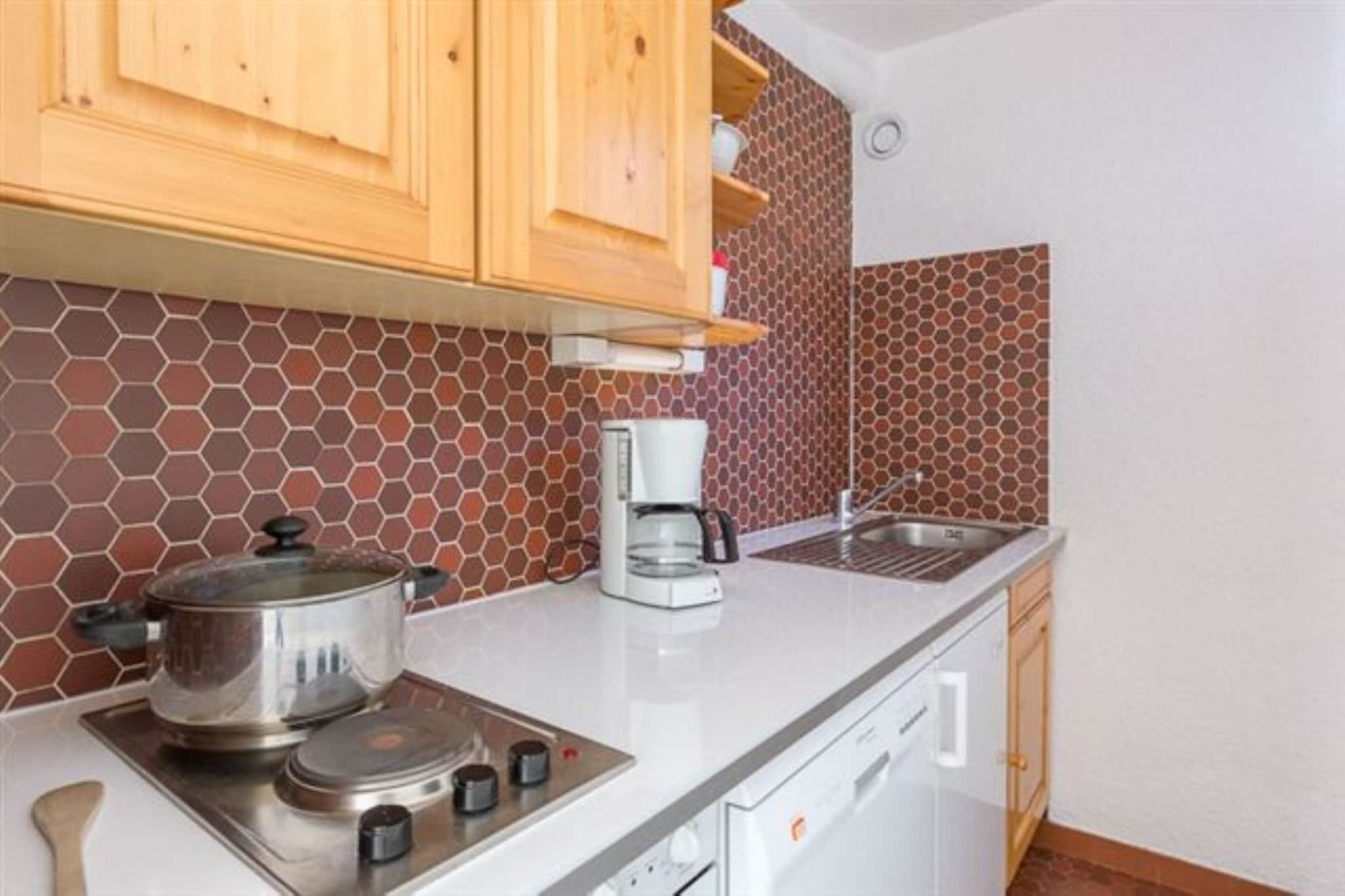 Elevator, Living room(double sofa bed, bunk bed, TV), Kitchen(toaster, coffee machine, oven, fridge, dishes and cutlery), bathroom(bath tub), dishwasher, balcony