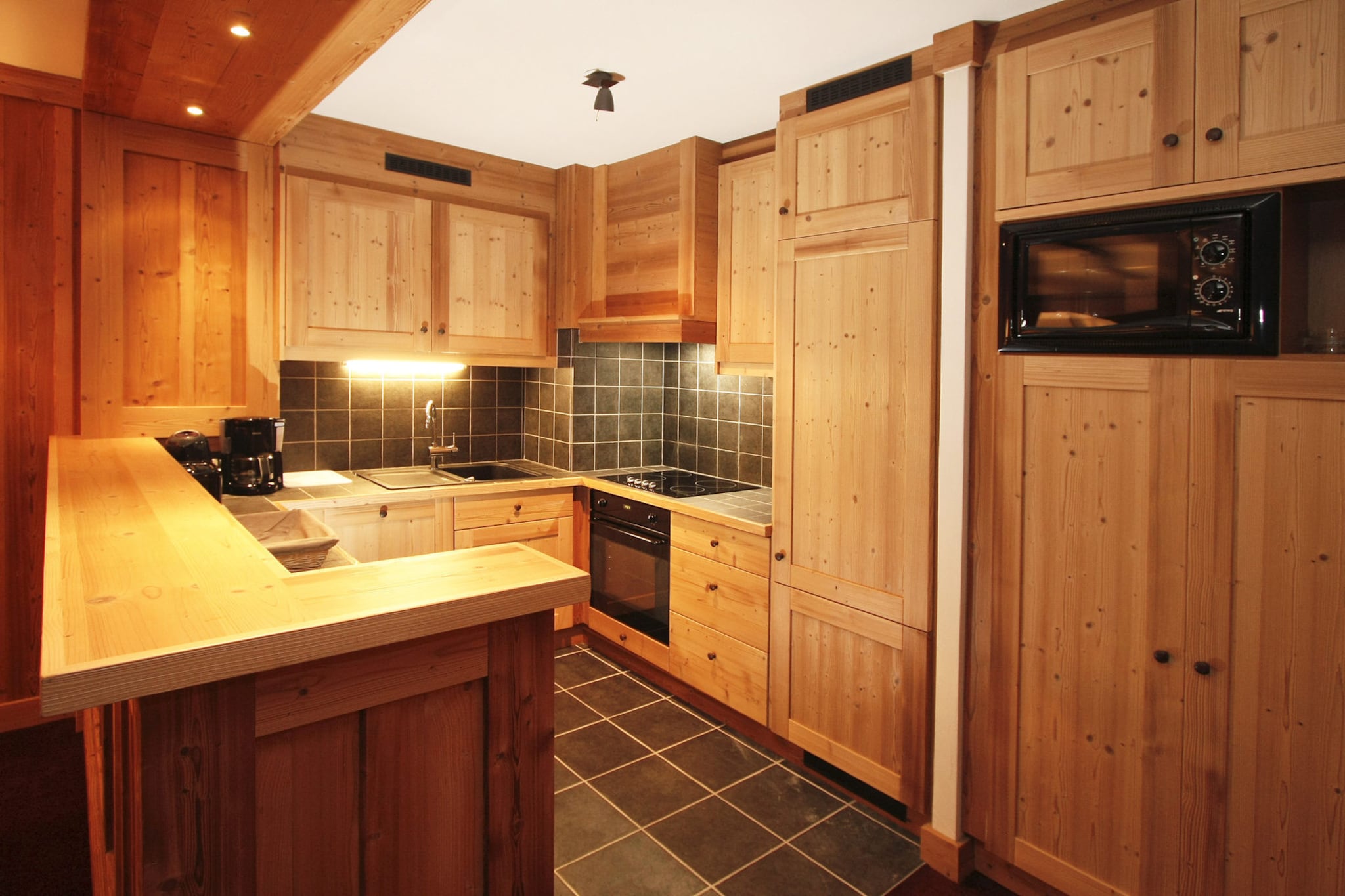 Elevator, Kitchen(coffee machine, oven, microwave, dishwasher, fridge, dishes and cutlery), bedroom(single bed, single bed), bedroom(single bed, single bed), bedroom(bunk bed), bedroom(double bed), bathroom(bath tub), TV, terrace, hairdryer