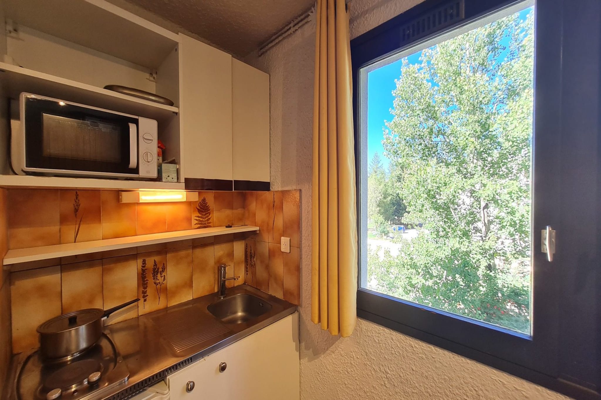 Elevator, Living room(double sofa bed, bunk bed, TV), Kitchen(microwave, fridge, dishes and cutlery), bathroom(shower), radio