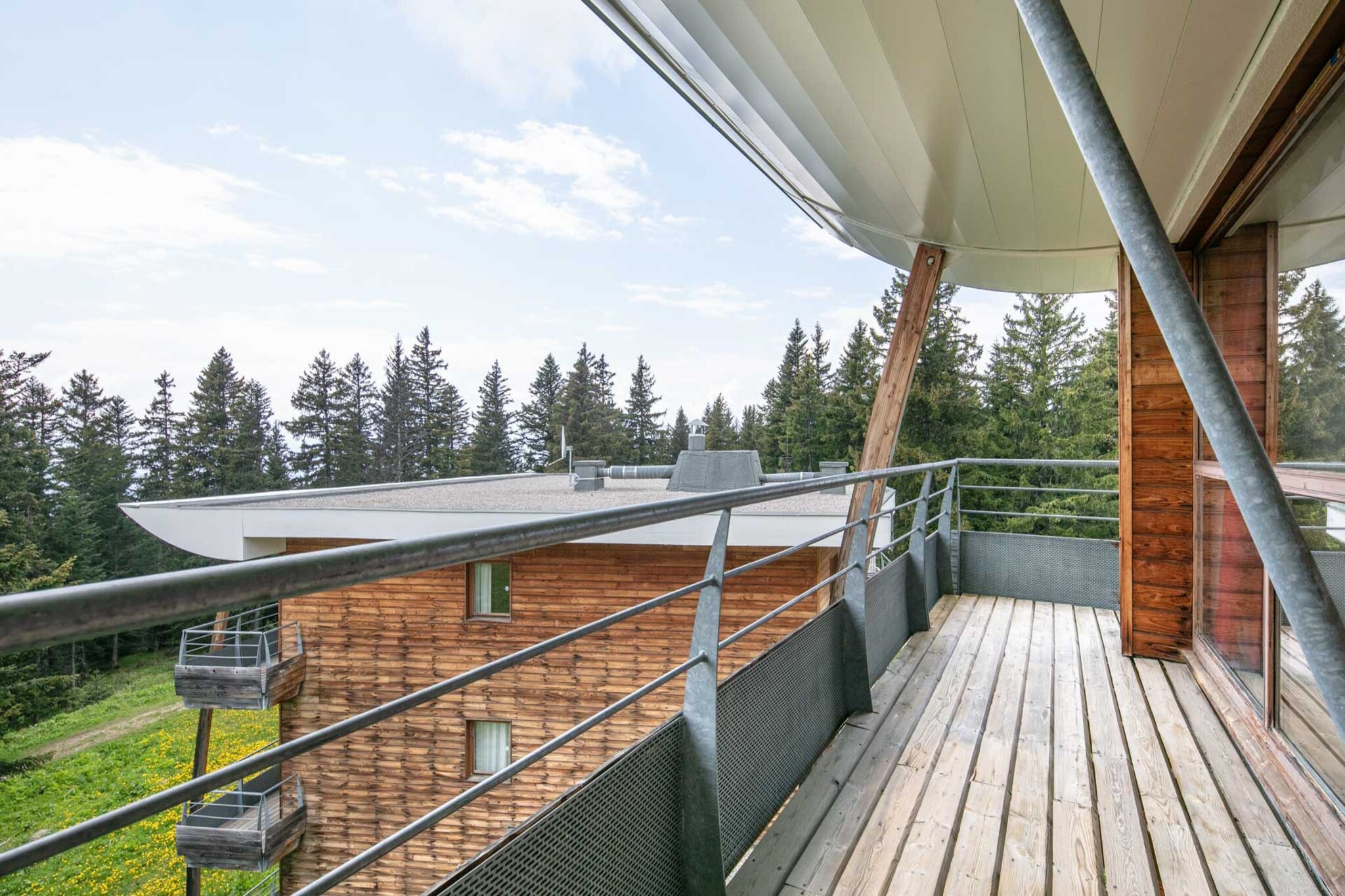 This cozy 34 m² apartment in Chamrousse, with 2 bedrooms and a capacity for 6 people, offers a fully-equipped retreat right at the foot of the ski slope. The property boasts beautiful mountain views, and it is ideally located just 60 meters from the ski resort, 200 meters from a restaurant, and 500 meters from the city and supermarket.

The apartment features a balcony with outdoor furniture for relaxing and enjoying the fresh mountain air. Inside, you’ll find modern amenities like a hair dryer, central heating, and a TV. Open-air parking is conveniently available within the same building.

The electric kitchen is well-equipped for your convenience, including a refrigerator, microwave, dishwasher, coffee machine, toaster, kettle, and all necessary dishes and kitchen utensils. This charming apartment offers everything you need for a comfortable stay, whether you're hitting the slopes or exploring the nearby mountain town.