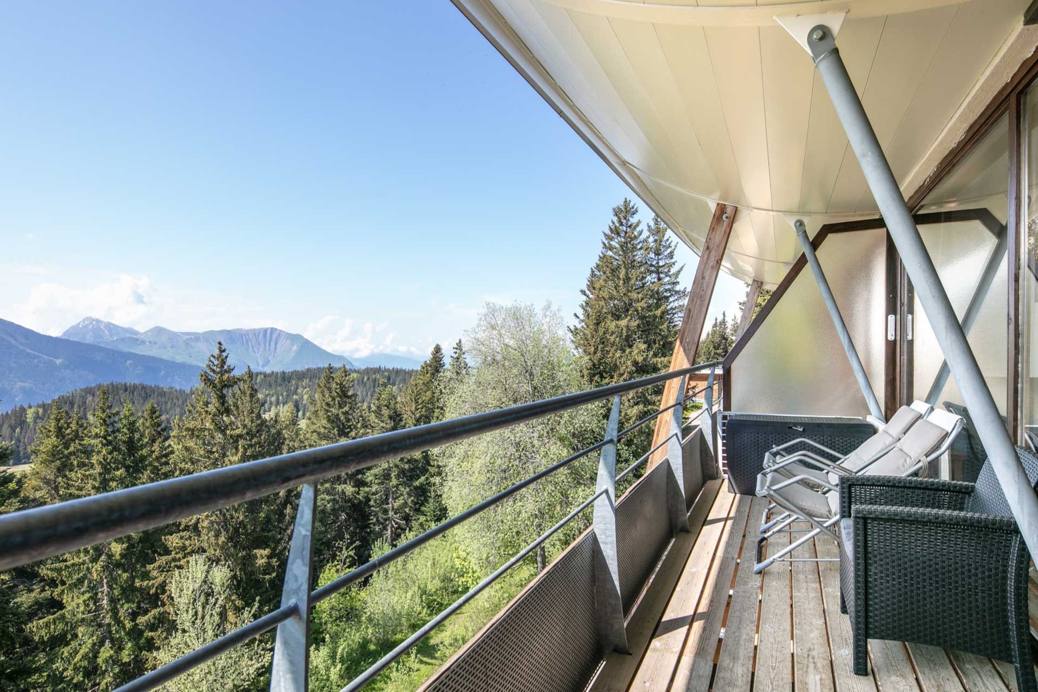 Living room(double bed, double sofa bed, bunk bed, TV), Kitchen(electric kettle, toaster, coffee machine, oven, microwave, dishwasher, fridge, freezer, dishes and cutlery), bathroom(bath tub), Internet access, Garden Furniture , balcony, parking, hairdryer