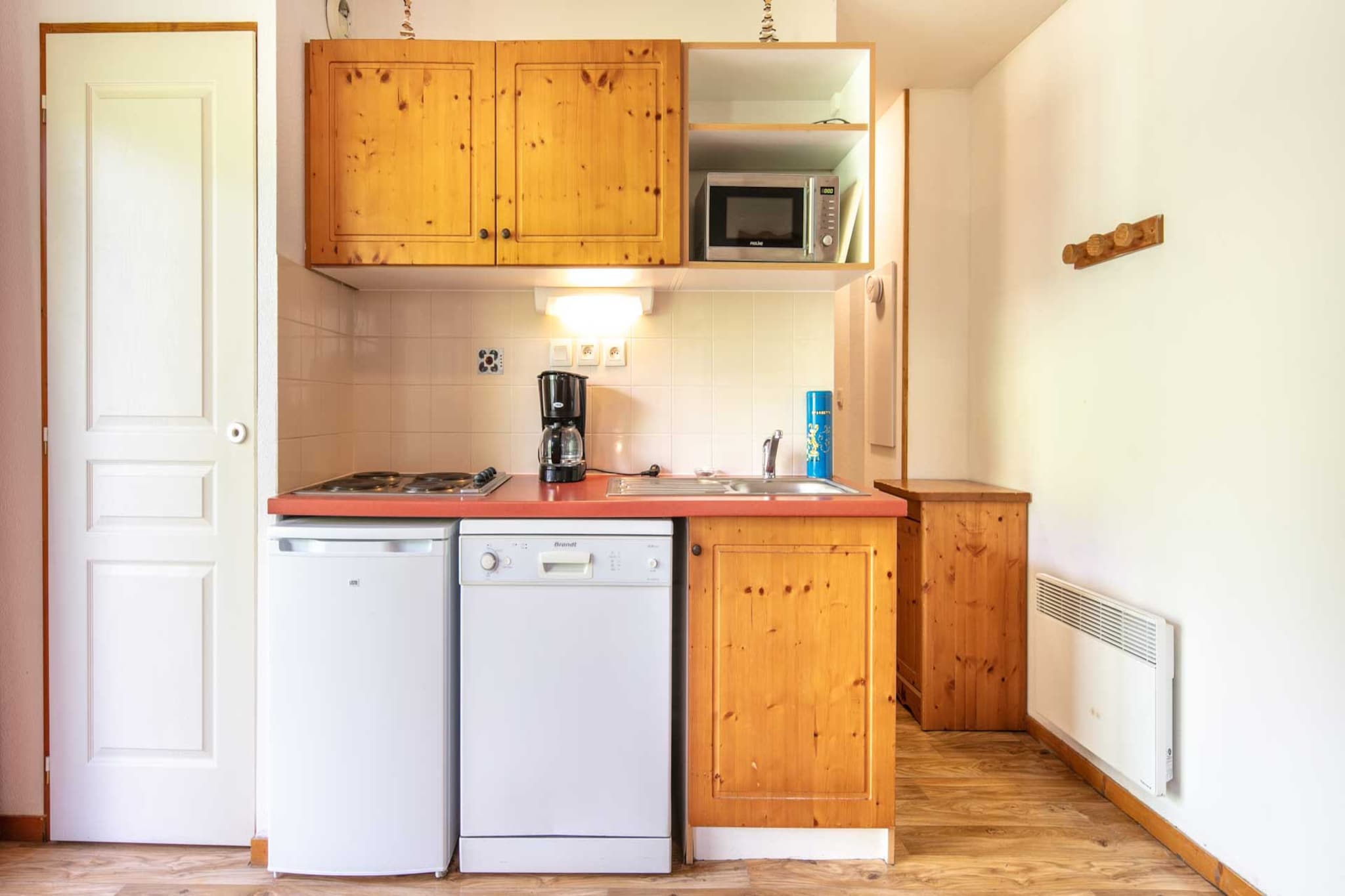 This charming 30 m² studio in Chamrousse is a delightful retreat for up to 4 guests, perfectly located just 300 meters from the city center and 500 meters from the ski resort. Surrounded by majestic mountain scenery in a family-friendly zone, it offers the ideal balance of convenience and alpine tranquility for a memorable ski vacation.

Guests can unwind in the private garden, a rare feature that adds a peaceful outdoor space to enjoy the fresh mountain air. Inside, the studio is equipped with Wi-Fi, a TV, and a single gas boiler for heating, ensuring cozy evenings after a day of adventure. Open-air parking is also available for added convenience.

The electric kitchen is thoughtfully stocked with a refrigerator, microwave, dishwasher, coffee machine, toaster, kettle, and all necessary utensils. Whether you're preparing a quick breakfast or a hearty dinner, this studio provides everything needed for a comfortable and functional mountain escape.