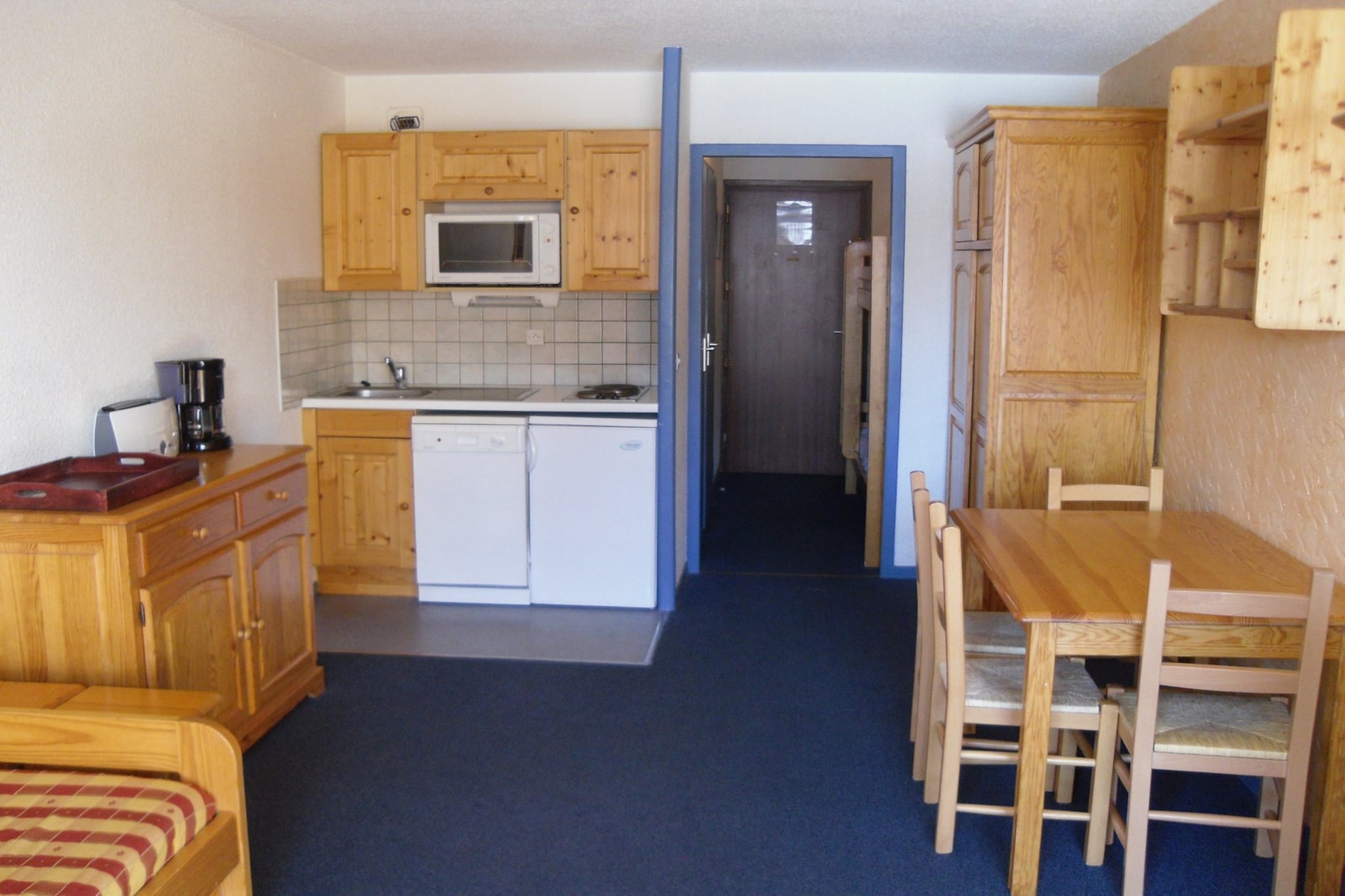 Located just 400 meters from both the ski area and the town center, this well-equipped apartment at 7 Rue des Sagnes â€“ EntrÃ©e B offers a comfortable and practical stay in the heart of Les Deux Alpes. With elevator access and a private balcony, itâ€™s ideal for families or small groups looking to enjoy the Northern Alps in style and convenience.

The living room features two single sofa beds, a bunk bed, and a TVâ€”providing flexible sleeping arrangements and a cozy space to unwind. The kitchen is fully equipped with a toaster, coffee machine, microwave, dishwasher, fridge, freezer, and all necessary dishes and cutlery, making it easy to prepare meals and snacks throughout your stay.

A bathroom with a bathtub offers a relaxing retreat after a day on the slopes, while the balcony invites guests to enjoy fresh mountain air and scenic views. Whether you're here for skiing, hiking, or simply soaking in the alpine atmosphere, this apartment provides a well-located and functional base. For more accommodation options in the area, visit the Les Deux Alpes official booking site.