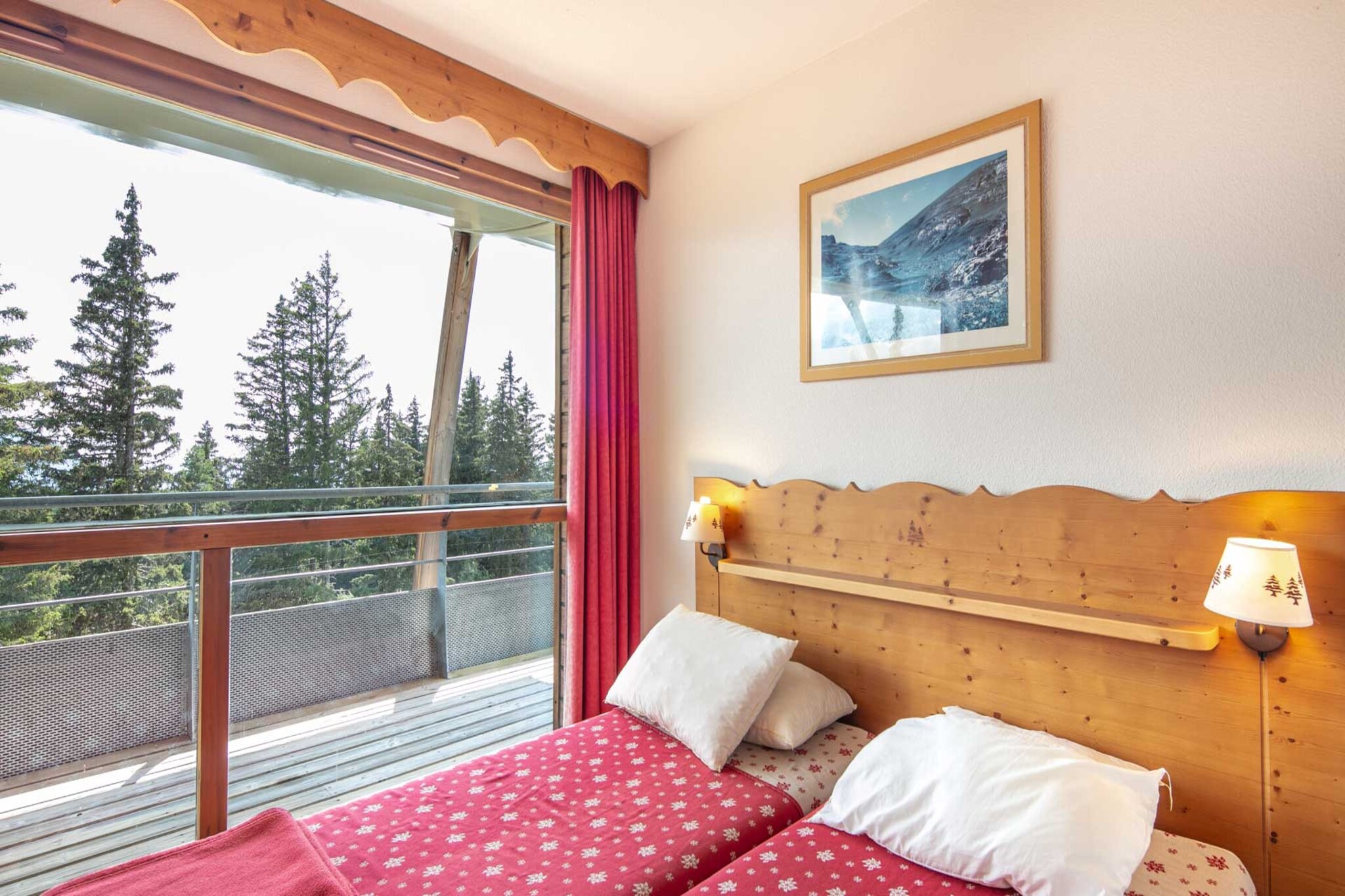 This bright and cozy 32 m² apartment in Chamrousse is a welcoming retreat for up to 6 guests, ideally located just 500 meters from both the ski resort and supermarket, and 2 km from the city. Nestled in a family-friendly mountain zone, it offers easy access to outdoor adventures and local amenities.
The apartment features an inviting 11 m² terrace with outdoor furniture, perfect for unwinding after a day on the slopes. Inside, guests will find a TV for entertainment and a hair dryer for added convenience. Open-air parking is available on-site, making your stay even more hassle-free.
A fully equipped electric kitchen includes a refrigerator, microwave, dishwasher, coffee machine, toaster, kettle, and all essential utensils—ideal for preparing meals and snacks. With its comfortable layout and scenic location, this apartment is a fantastic choice for a relaxing mountain escape.