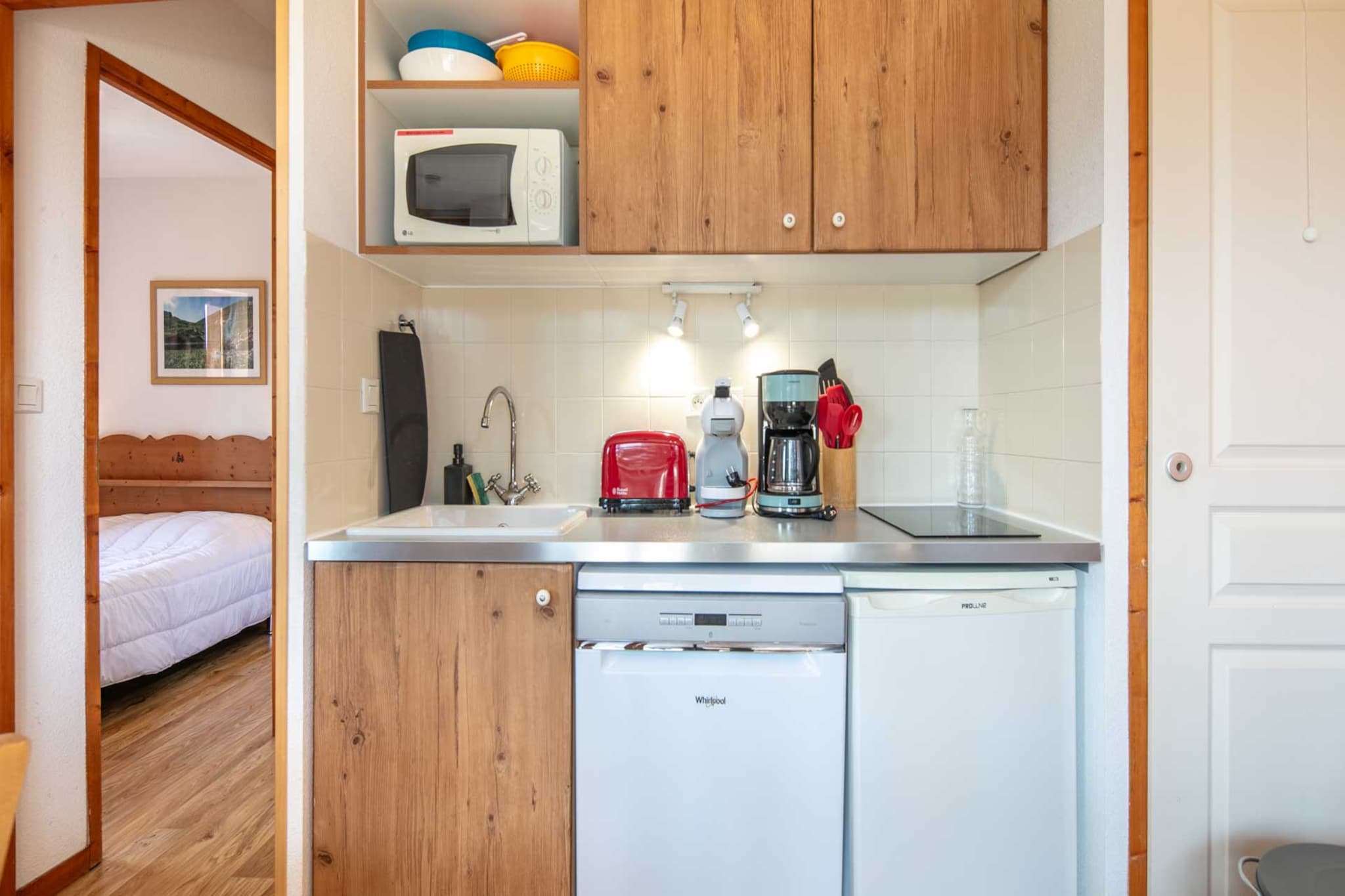 Living room(double sofa bed, TV), Kitchen(coffee machine, microwave, dishwasher, fridge, balcony, dishes and cutlery), bedroom(double bed), bedroom(double bed), bathroom(bath tub)