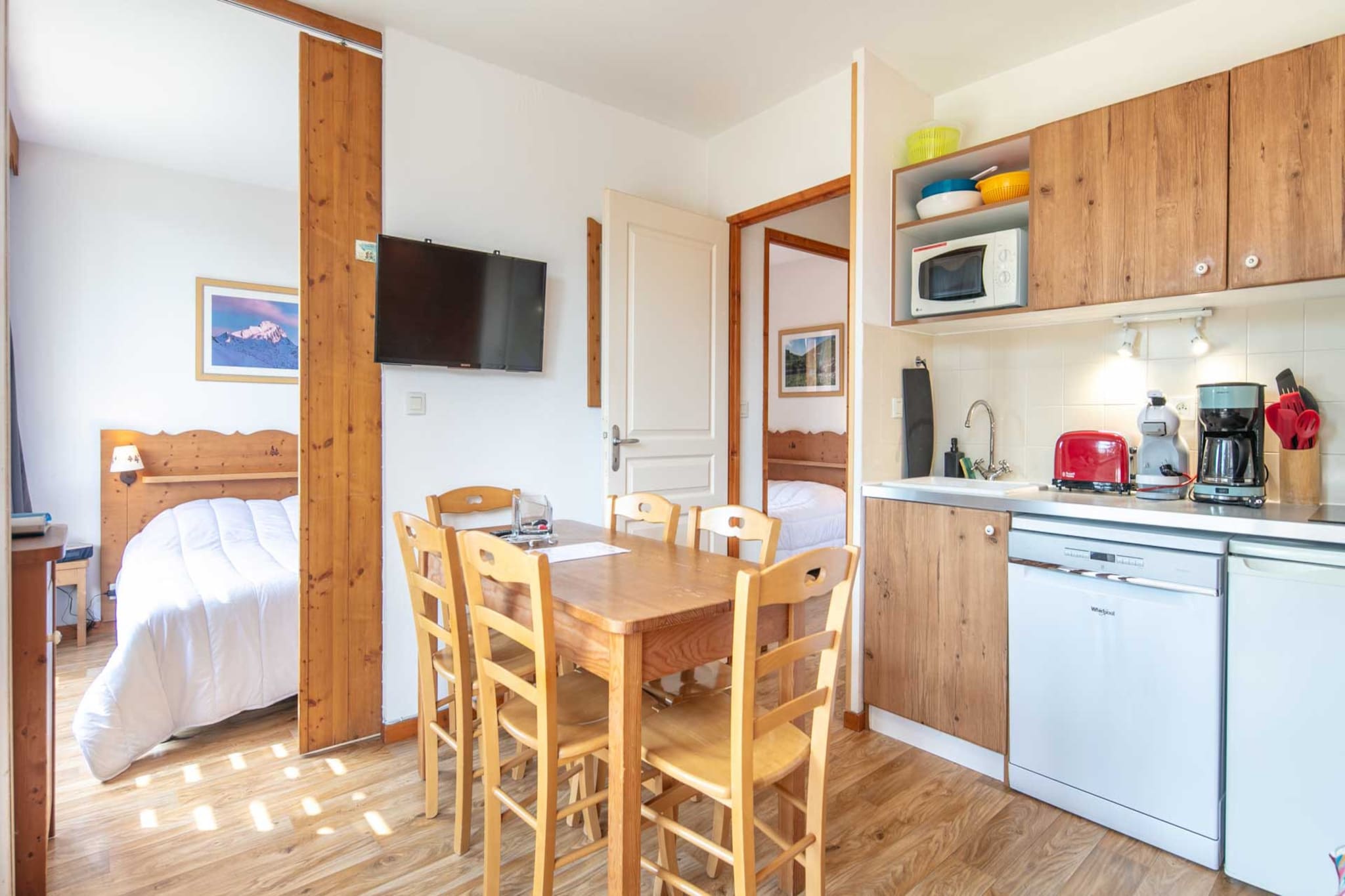 This cozy 32 m² apartment in Chamrousse offers a bright and welcoming atmosphere for up to 6 guests, making it an ideal choice for families or groups seeking a comfortable mountain retreat. Located just 500 meters from both the ski resort and supermarket, and 2 km from the city center, it provides easy access to outdoor activities and local amenities in a peaceful, alpine setting.
The apartment features an inviting 11 m² terrace with outdoor furniture, perfect for relaxing after a day on the slopes while enjoying the fresh mountain air. Inside, guests will find practical comforts including a TV and hair dryer, along with open-air parking for added convenience.
A fully equipped electric kitchen includes a refrigerator, microwave, dishwasher, coffee machine, toaster, kettle, and all essential utensils—making meal preparation simple and enjoyable. Whether you're skiing, hiking, or simply unwinding, this apartment blends functionality and charm for a memorable stay in Chamrousse.