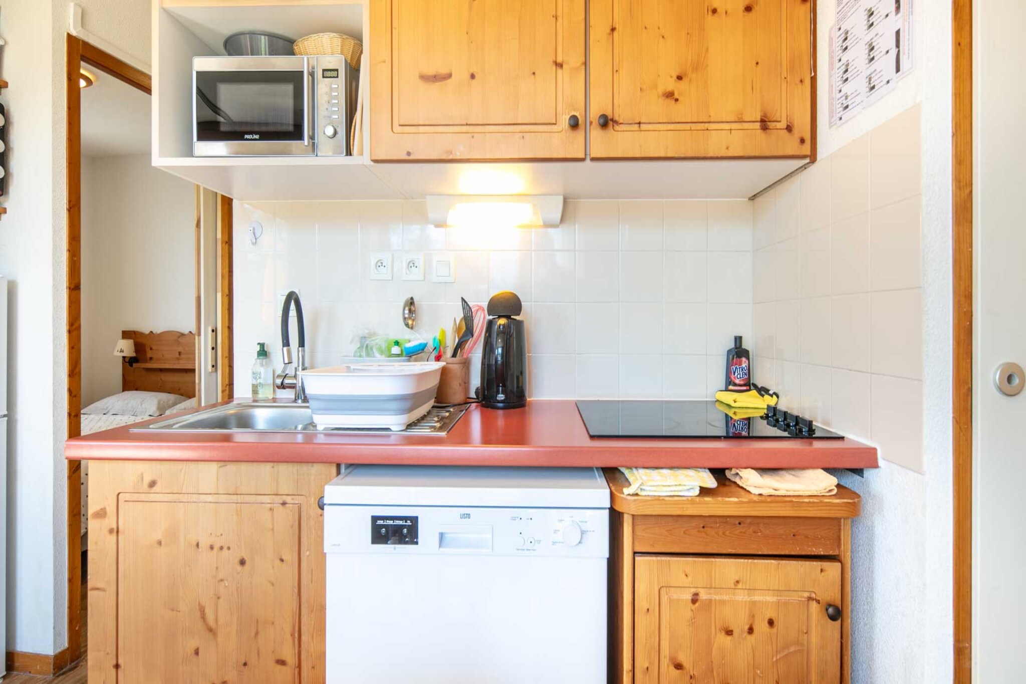 This inviting 32 m² apartment in Chamrousse is a perfect mountain hideaway for up to 6 guests, offering a bright, cheerful ambiance and a prime location just 500 meters from the ski resort and supermarket, and 2 km from the city center. Whether you're planning a ski holiday or a summer escape, this family-friendly spot places you close to both outdoor thrills and local conveniences.
Step outside onto the spacious 11 m² terrace, furnished for relaxation and ideal for unwinding after a day on the slopes. Inside, the apartment is thoughtfully equipped with a TV and hair dryer, ensuring comfort and entertainment. Open-air parking adds ease to your stay.
The electric kitchen is fully stocked with modern appliances including a refrigerator, microwave, dishwasher, coffee machine, toaster, kettle, and all necessary dishes and utensils—making meal prep a breeze. With its sunny atmosphere, practical layout, and proximity to nature and amenities, this apartment is a fantastic choice for a memorable alpine retreat.