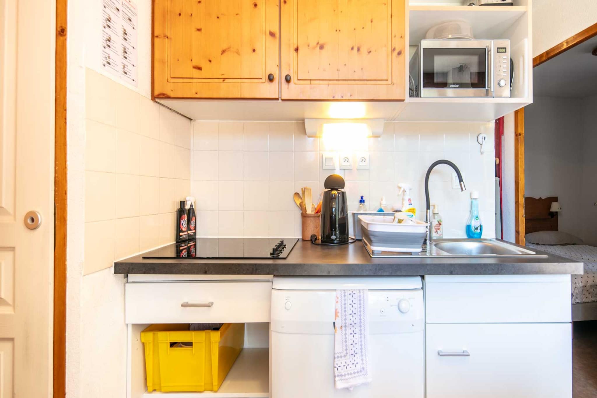 This charming 26 m² studio in Chamrousse offers a bright and cozy retreat for up to 4 guests, perfect for families or small groups seeking a mountain escape. Ideally located just 200 meters from the ski resort, 500 meters from the supermarket, and 2 km from the town center, it provides easy access to both outdoor adventures and local amenities in a peaceful alpine setting.

The studio features a welcoming terrace where guests can relax and enjoy the crisp mountain air. Inside, you'll find thoughtful conveniences including a TV for entertainment and a washing machine for added comfort during longer stays. Open-air parking is available within the same building, making arrivals and departures smooth and stress-free.

The electric kitchen is fully equipped with a refrigerator, microwave, dishwasher, coffee machine, and all necessary dishes and utensils—perfect for preparing meals after a day on the slopes. Whether you're skiing, hiking, or simply unwinding, this studio offers a comfortable and practical base for a memorable stay in the heart of Chamrousse.