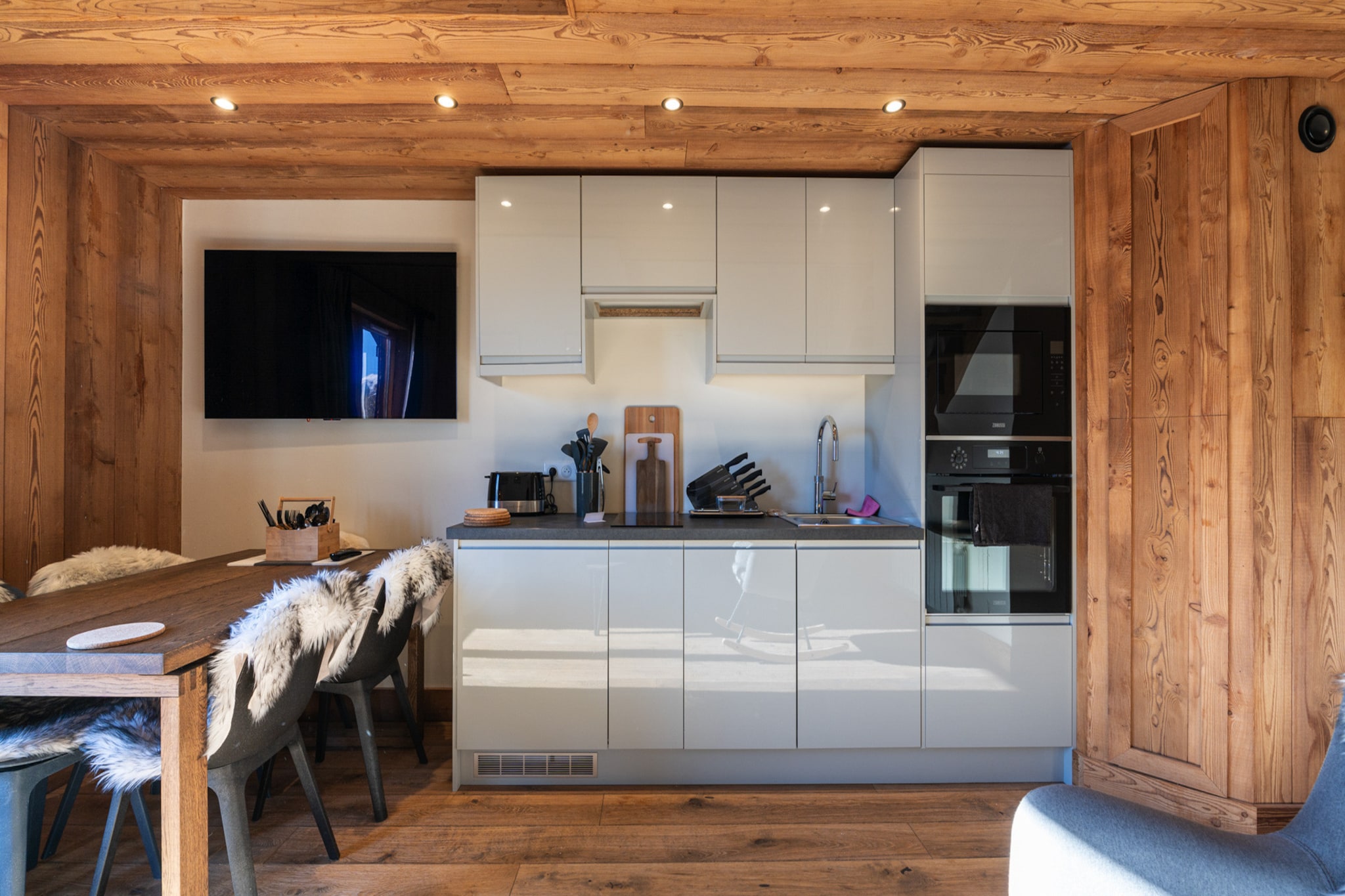 This bright and cozy 56 mÂ² apartment in Saint-Sorlin-d'Arves offers a welcoming retreat for up to six guests, with three comfortable bedrooms ideal for families or small groups. Set in a peaceful, family-friendly zone with stunning mountain views, the property combines tranquility with easy access to outdoor adventure. Pets are not permitted, ensuring a clean and allergy-free environment for all.

Located just 500 meters from the city center and supermarket, and 800 meters from the ski resort, the apartment is perfectly positioned for both convenience and exploration. Guests can enjoy nearby hiking trails, winter sports, and local cafÃ©s, all within reach of this charming alpine base.

Inside, the fully equipped electric kitchen includes a refrigerator, microwave, oven, freezer, dishwasher, toaster, and all necessary dishes and utensilsâ€”ideal for preparing meals with ease. After a day outdoors, unwind on the private balcony with outdoor furniture or take a dip in the communal heated swimming pool. Additional amenities include electric heating, a TV, and open-air parking for a comfortable and hassle-free stay.